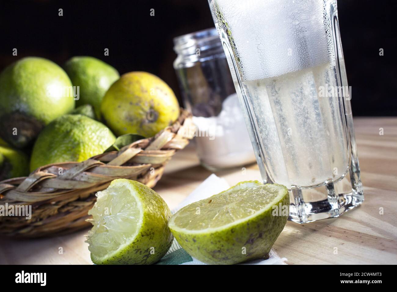 Bevanda digestiva effervescente con acqua, limone e bicarbonato chiamata a Palermo 'autista'. Alcuni limoni e bicarbonato sullo sfondo Foto Stock