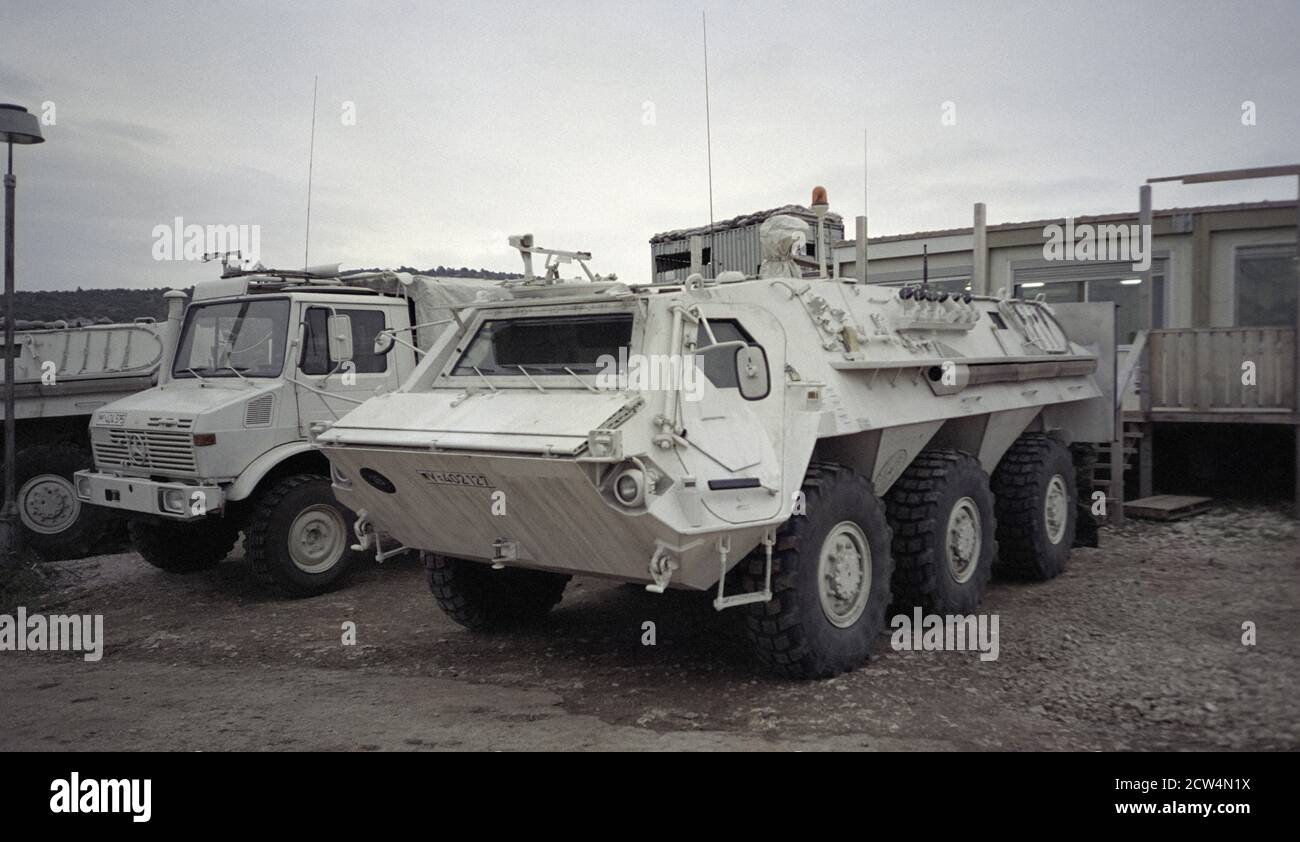 18 dicembre 1995 durante la guerra in Bosnia: Un esercito tedesco Rheinmetall Landsysteme Transportpanzer 1 (Fuchs) APC a Divulje Barracks, Spalato, Croazia. Foto Stock