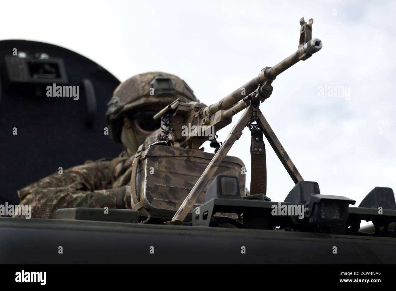 Soldato con una mitragliatrice. Guerra del Caucaso. Conflitto militare nel Caucaso Foto Stock