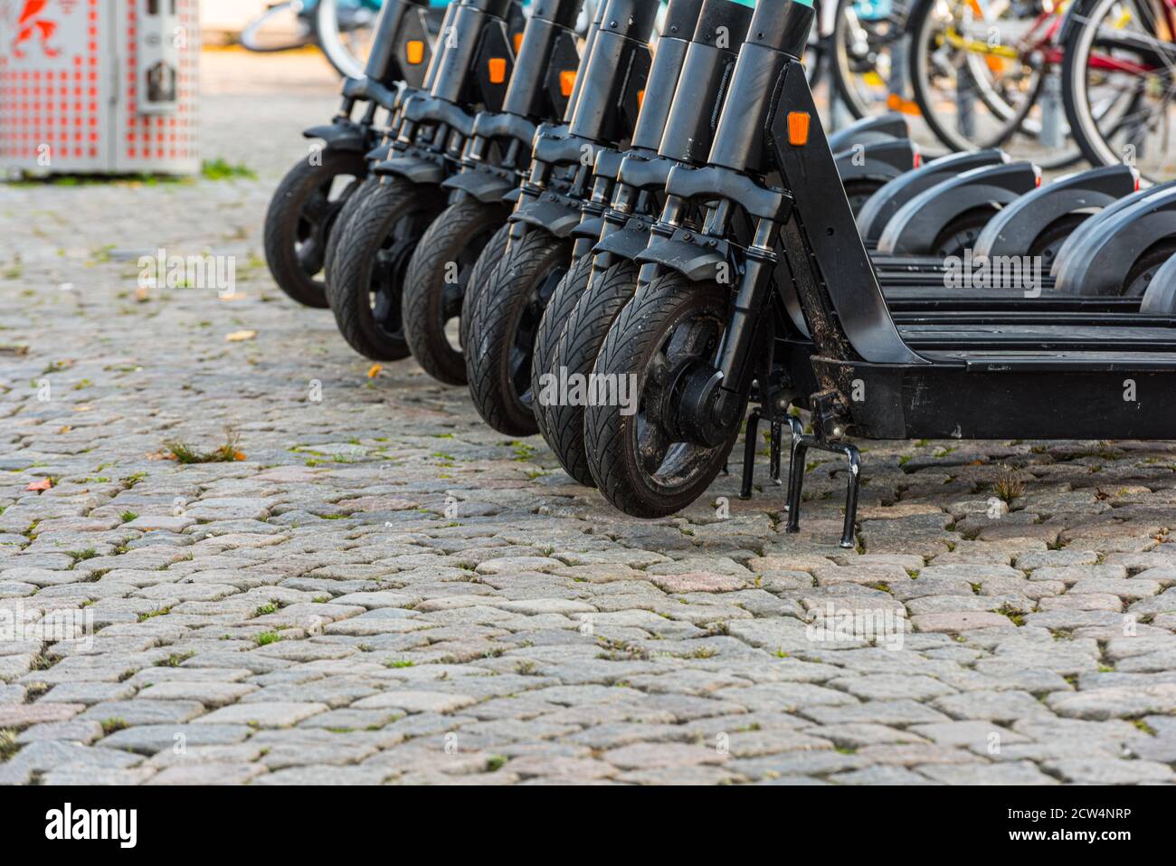 Molti kickbies elettrici per il noleggio in una fila Foto Stock