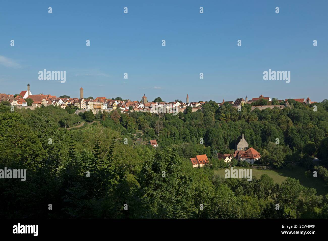 Vista panoramica della parte meridionale del centro storico e della Chiesa di Kobolzell, Rothenburg ob der Tauber, Franconia Centrale, Baviera, Germania Foto Stock