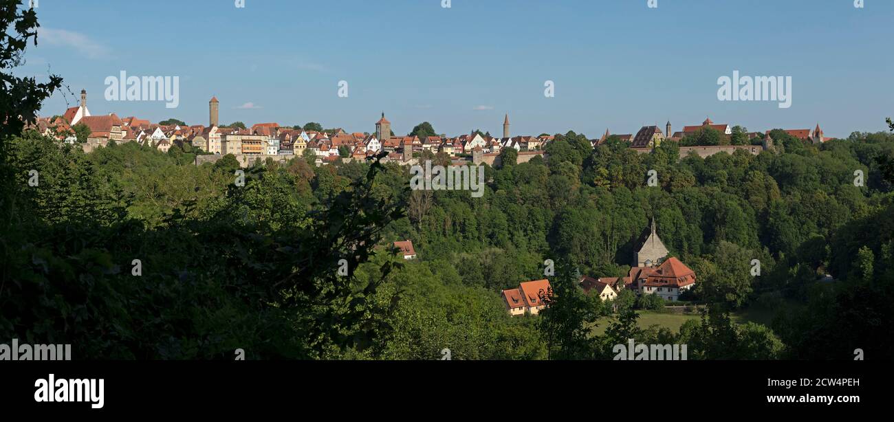 Vista panoramica della parte meridionale del centro storico e della Chiesa di Kobolzell, Rothenburg ob der Tauber, Franconia Centrale, Baviera, Germania Foto Stock