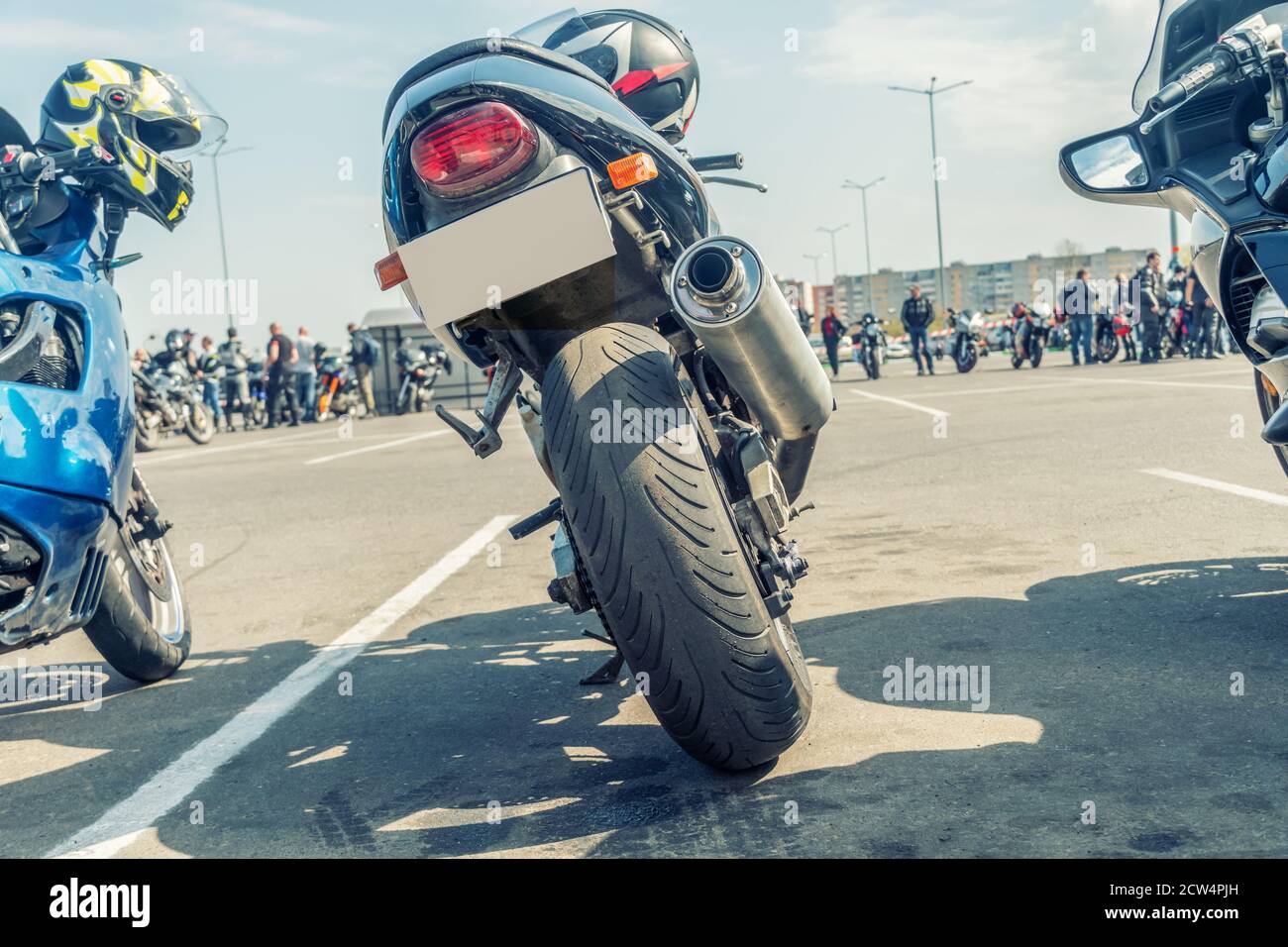 Primo piano della motocicletta delle ruote posteriori a livello del suolo. Mettere a fuoco la ruota posteriore. Dettagli di un closeup motociclistico. Foto Stock