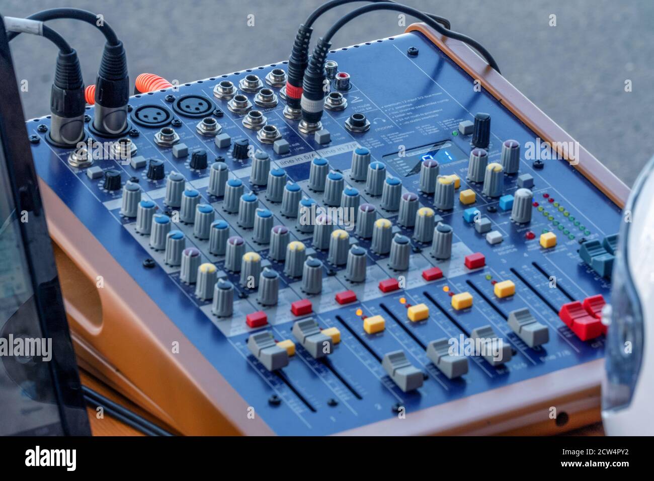 controllo audio per concerto. Comando miscelatore. Ingegnere musicale Foto Stock