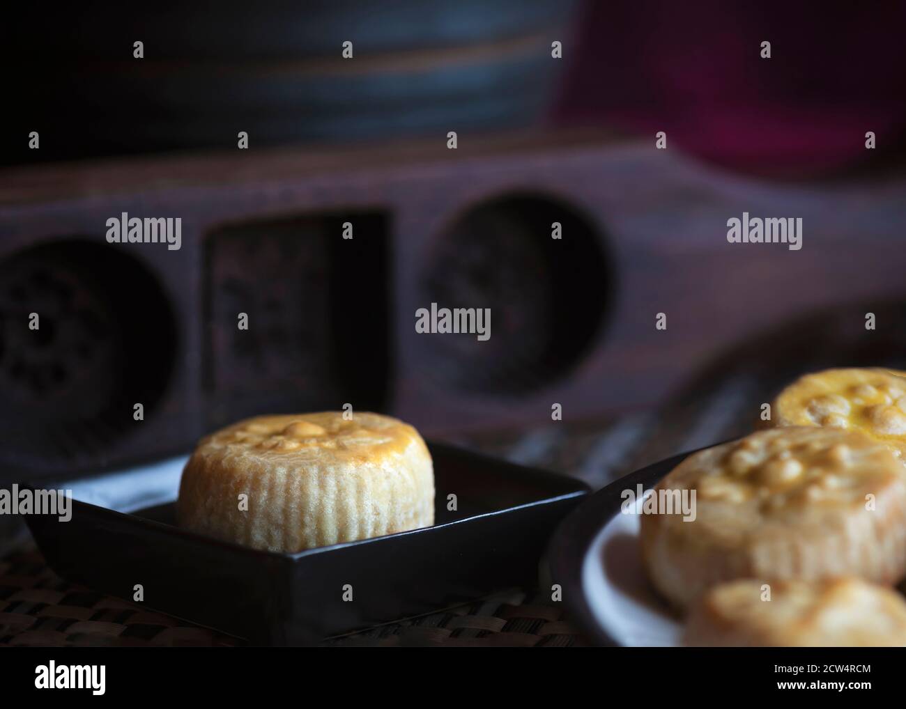 Mooncakes dolci vietnamiti per il Festival di metà autunno, torte di luna con muffa di legno focalizzato sul soggetto. Spazio sullo sfondo per copyspace Foto Stock