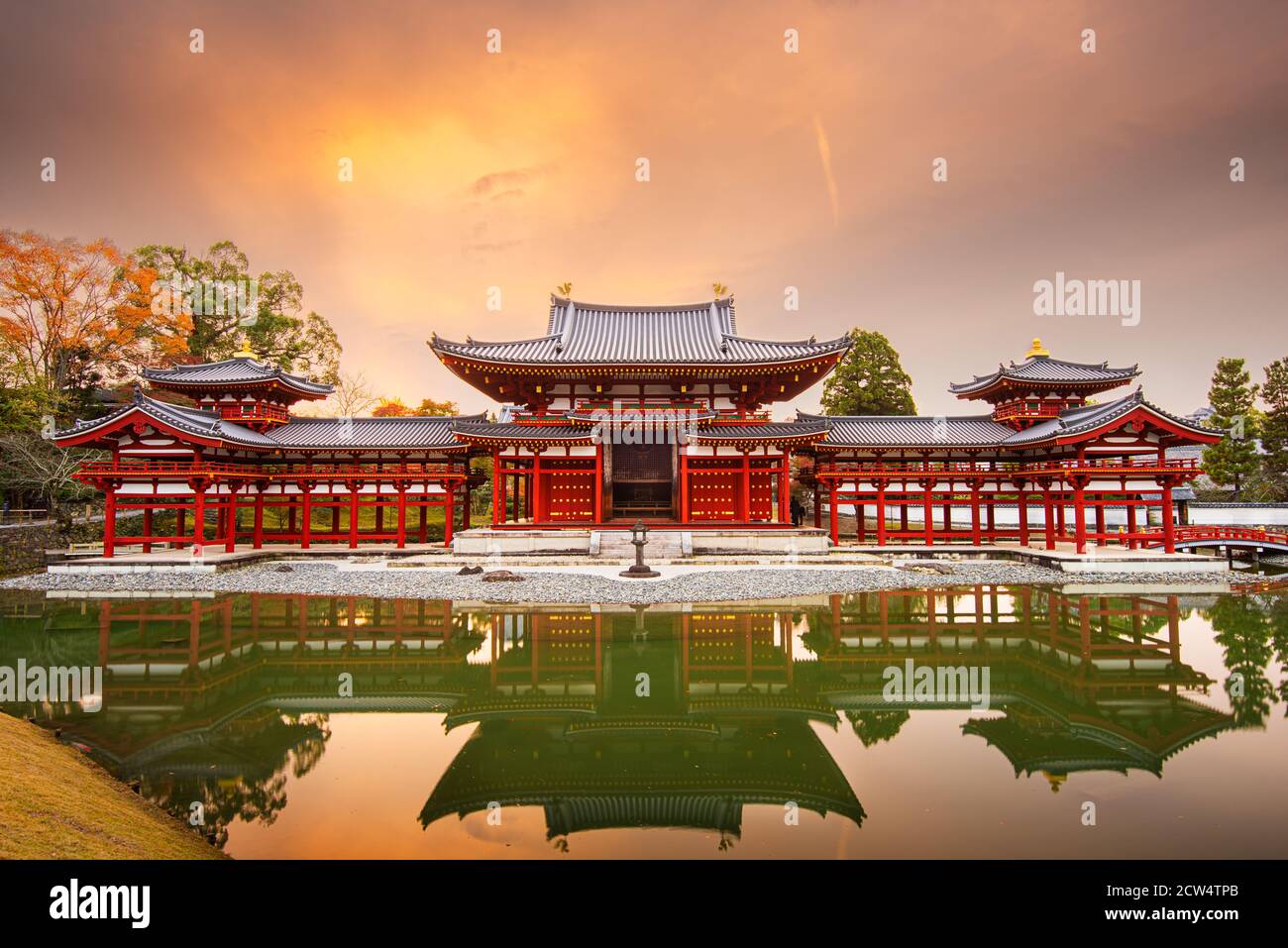 Uji, Kyoto, Giappone presso la Phoenix Hall del Tempio di Byodo-in al tramonto. Foto Stock