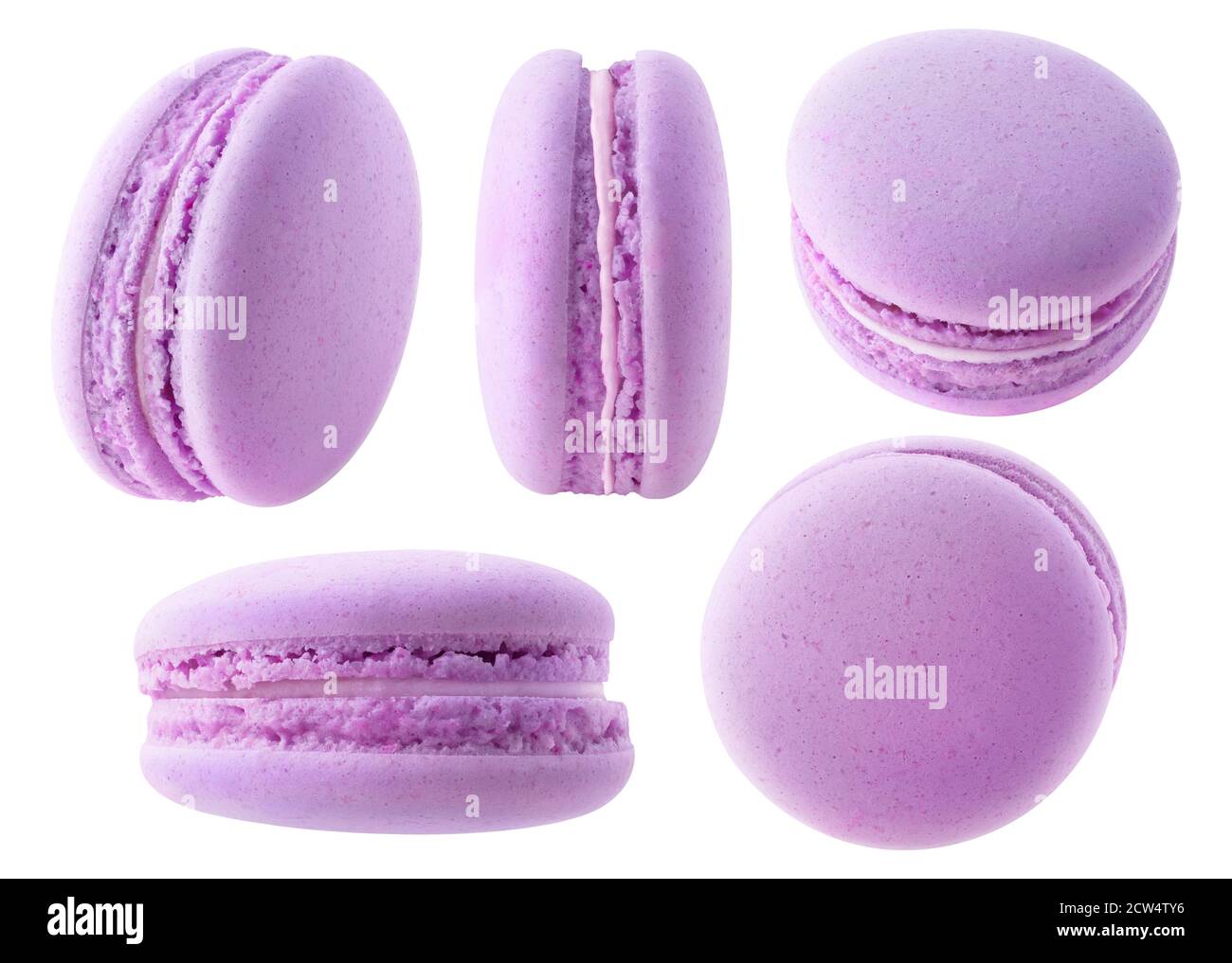 Macaroni viola isolati. Raccolta di macaroni di mirtillo o di mora ad angoli diversi isolati su sfondo bianco Foto Stock