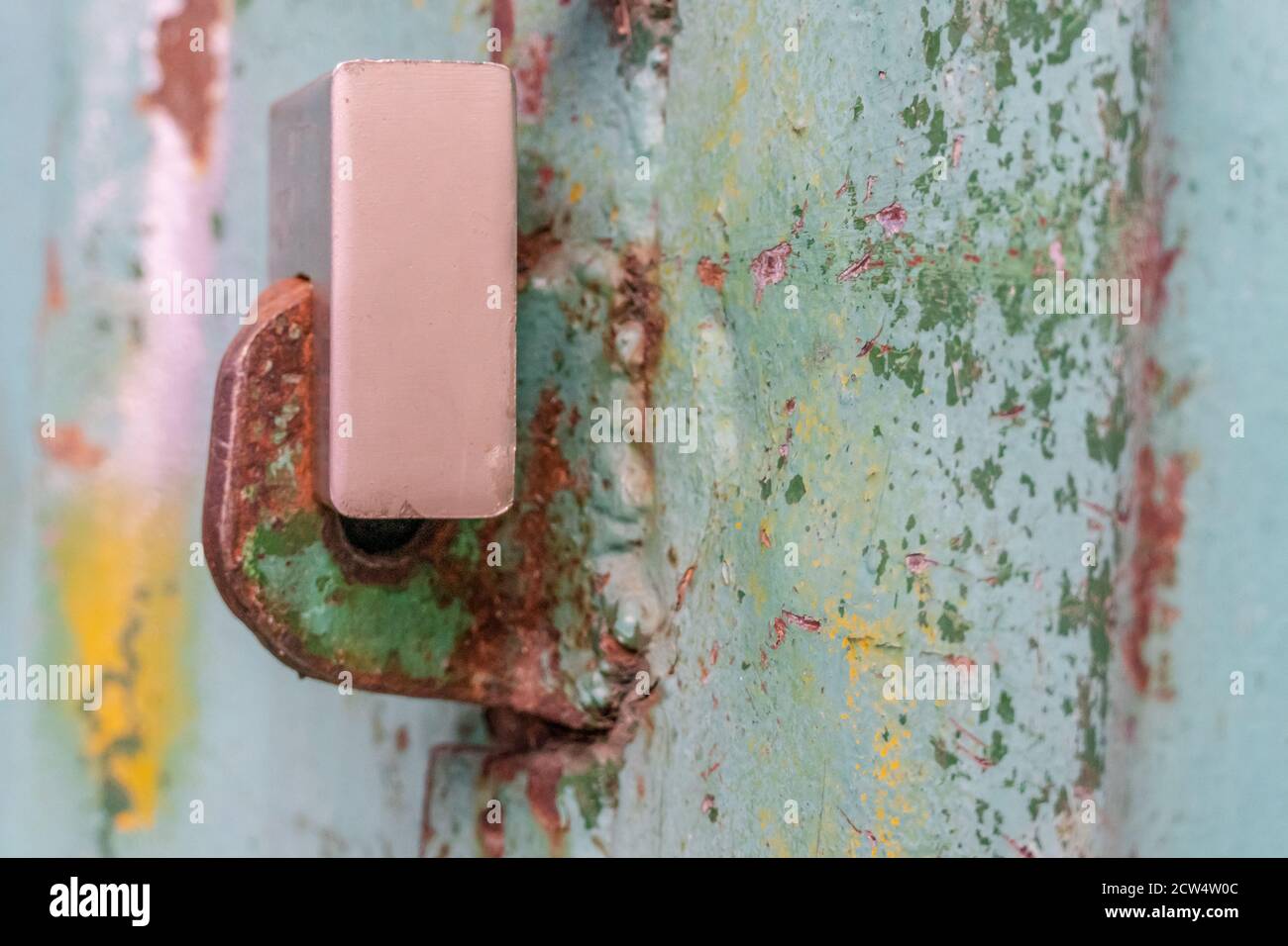 chiusura della serratura quadrata in metallo sulla vecchia porta arrugginita Foto Stock