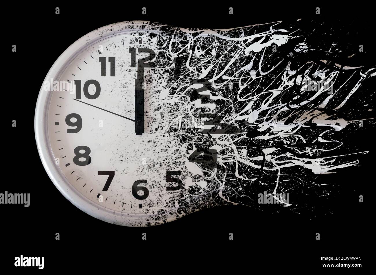 Il concetto di tempo sta esaurendo mostra l'orologio che si sta dissolvendo  in piccole particelle. Orologio da parete in bianco e nero Foto stock -  Alamy