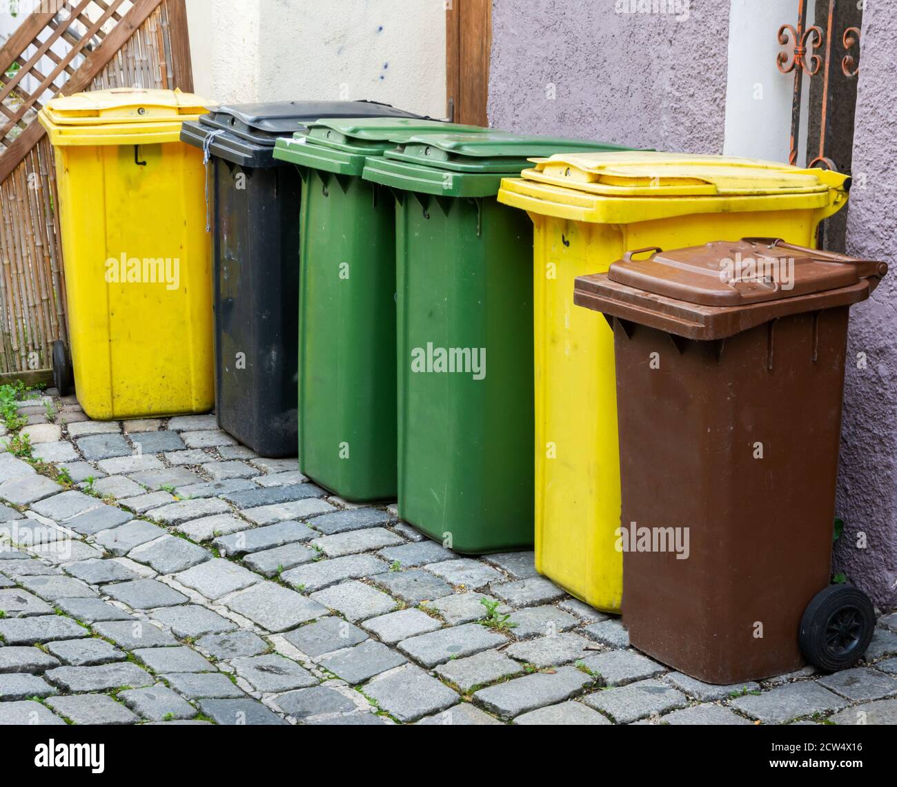 Fila di bidoni della spazzatura per la separazione dei rifiuti e  riciclaggio Foto stock - Alamy
