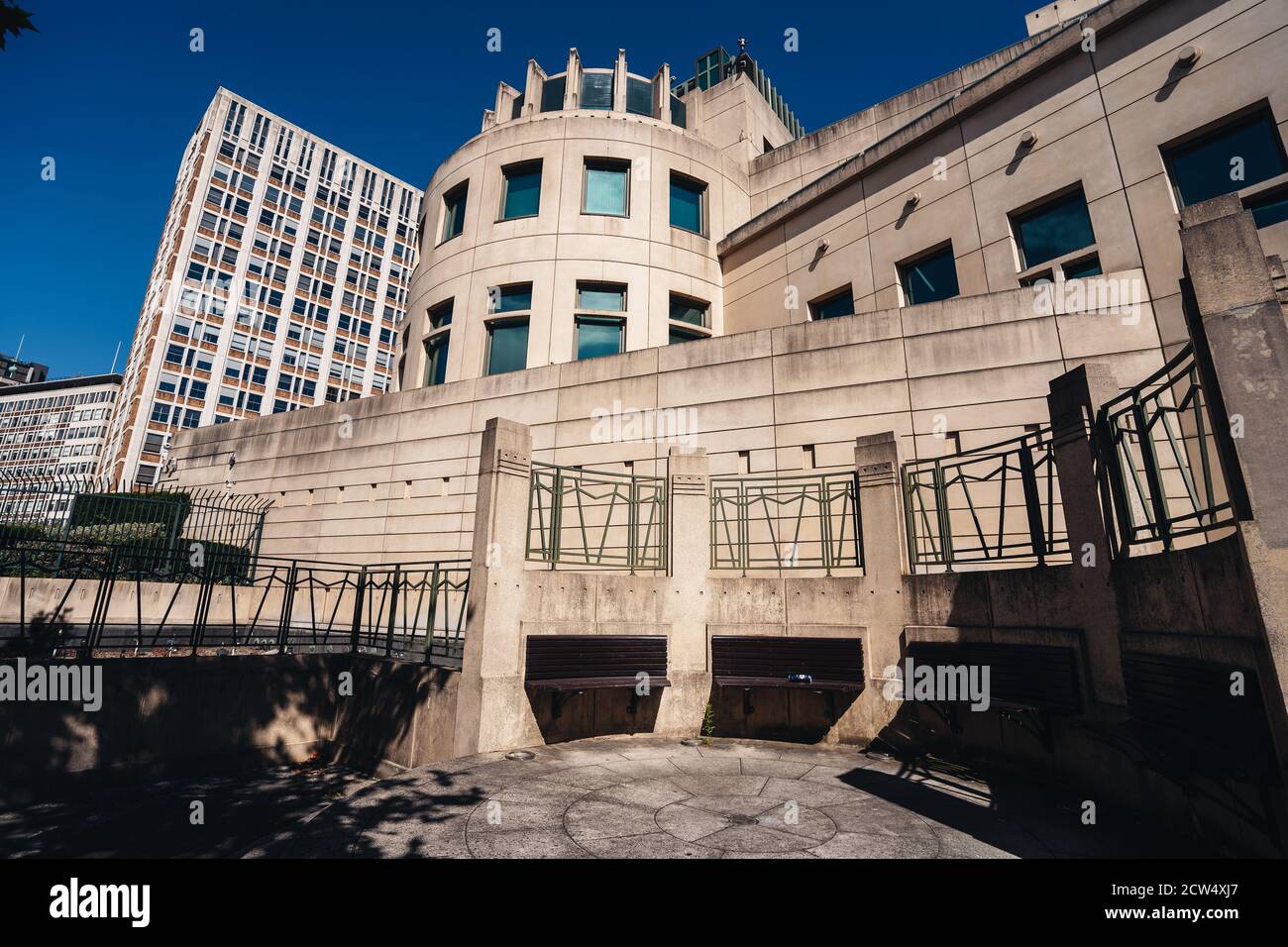 Londra / UK - 2020.07.18: The Secret Intelligence Service Building, MI6, progettato da Terry Farrell & Partners, presentato in un film e loc James Bond Foto Stock