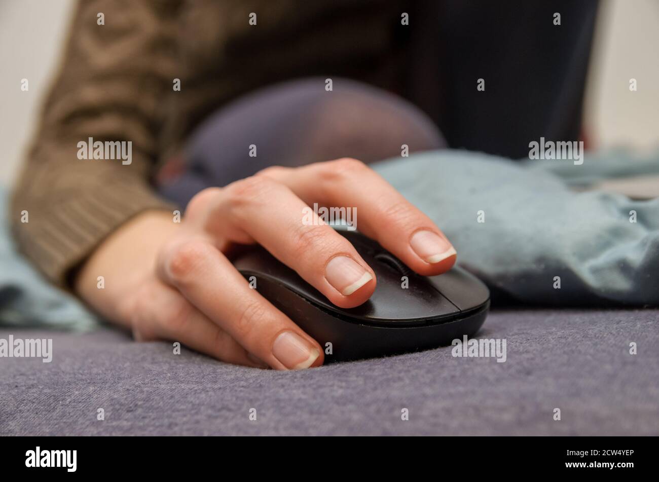 Primo piano mano donna con mouse. Profondità di campo poco profonda. Messa a fuoco selettiva. Foto Stock