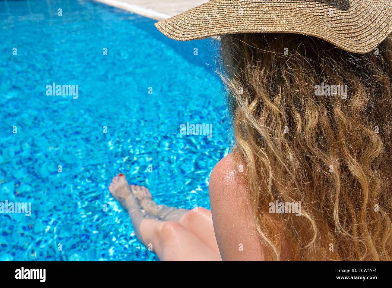 Modo Della Spiaggia Con Gli Ampi Cappelli Ed Occhiali Da Sole Del Bordo Delle Donne Cappello Di Paglia E Vetri Costa Tropicale Image151195734