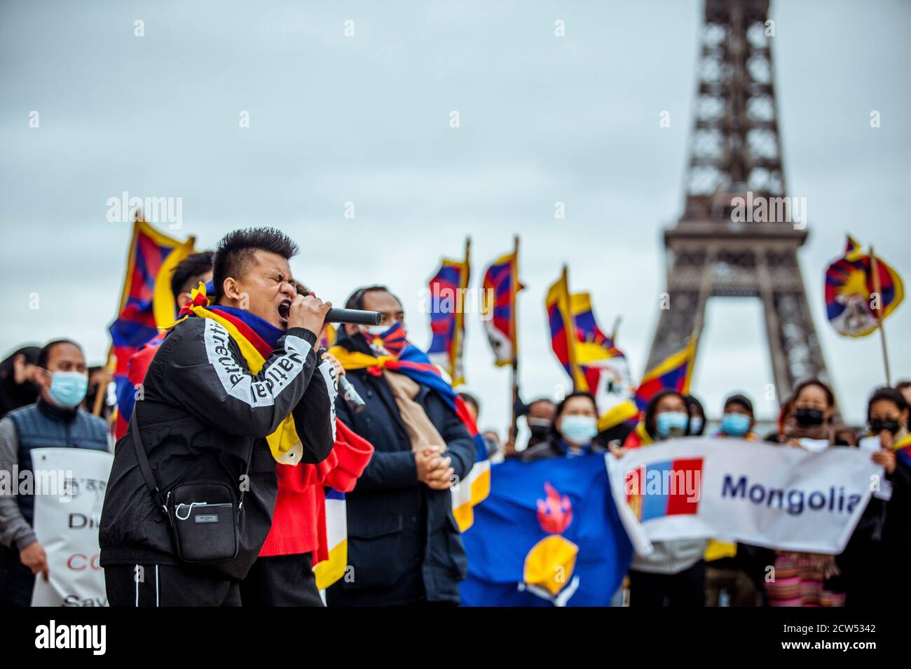 Tibetani, uiguri, taiwanesi, vietnamiti, mongoli, Hong Kongers e sostenitori si sono riuniti per protestare contro la brutalità e le violazioni dei diritti umani perpetrate dal governo cinese il 27 settembre 1987, centinaia di tibetani hanno organizzato una manifestazione a Lhasa. Nel clamp down, la polizia cinese ha aperto il fuoco, uccidendo e colpendo criticamente molti sul posto e imprigionando almeno 2,500. Parigi, 27 settembre 2020 Foto Stock
