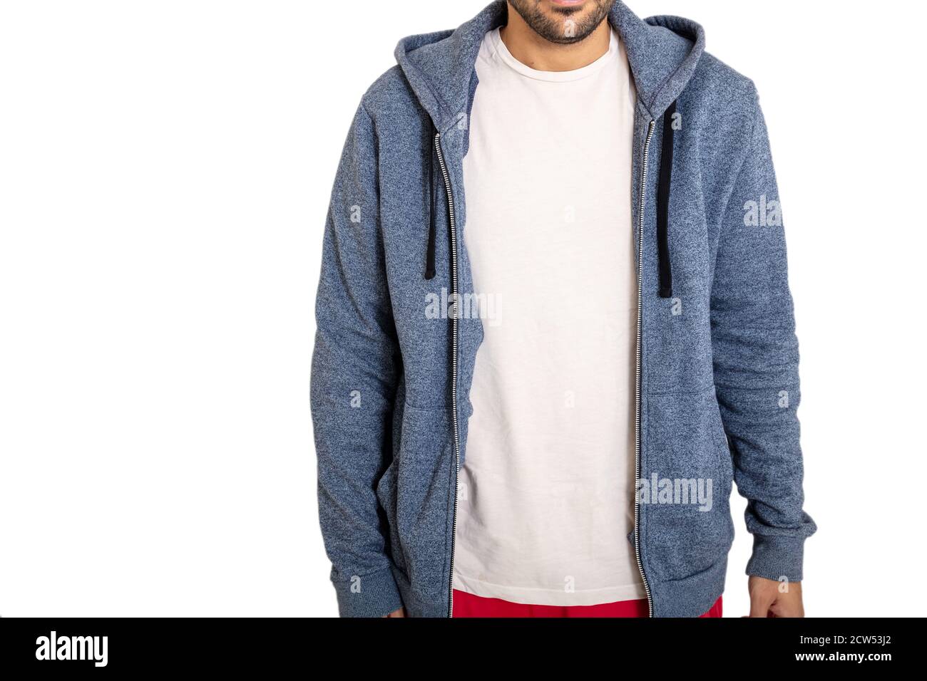 Giovane uomo che indossa una t-shirt vuota e una felpa con cappuccio di colore grigio blu isolata su sfondo bianco, vista closeup. Abbigliamento maschile casual, pubblicità templat Foto Stock