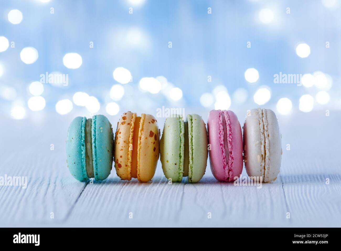 macaroni multicolore su uno sfondo di lampadine. posto per il testo Foto Stock