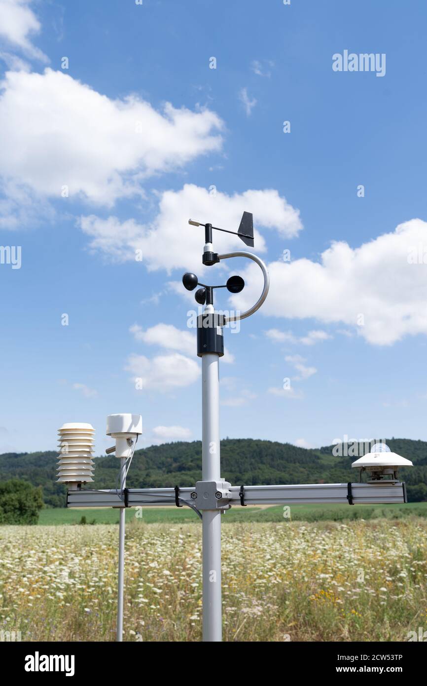 Un anemometro intelligente per l'agricoltura e la tecnologia agricola,  strumento meteorologico per misurare la velocità del vento e il termometro,  misurazione di Foto stock - Alamy