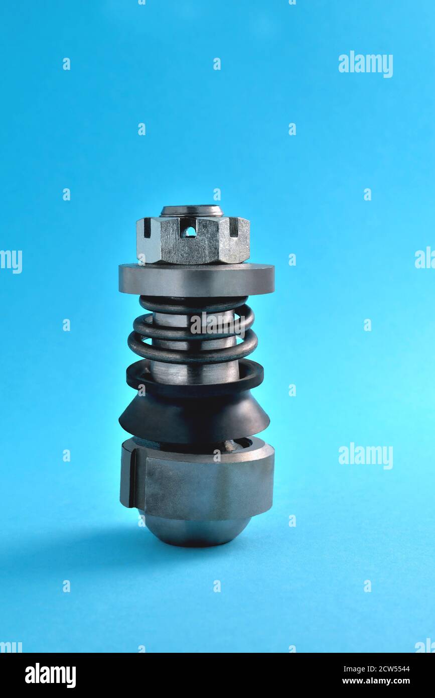 ricambi auto, componenti della scatola dello sterzo per auto, ricambi per camion, kit di riparazione della scatola dello sterzo, perno e molla dello sterzo, primo piano su sfondo blu per le parti dell'auto Foto Stock