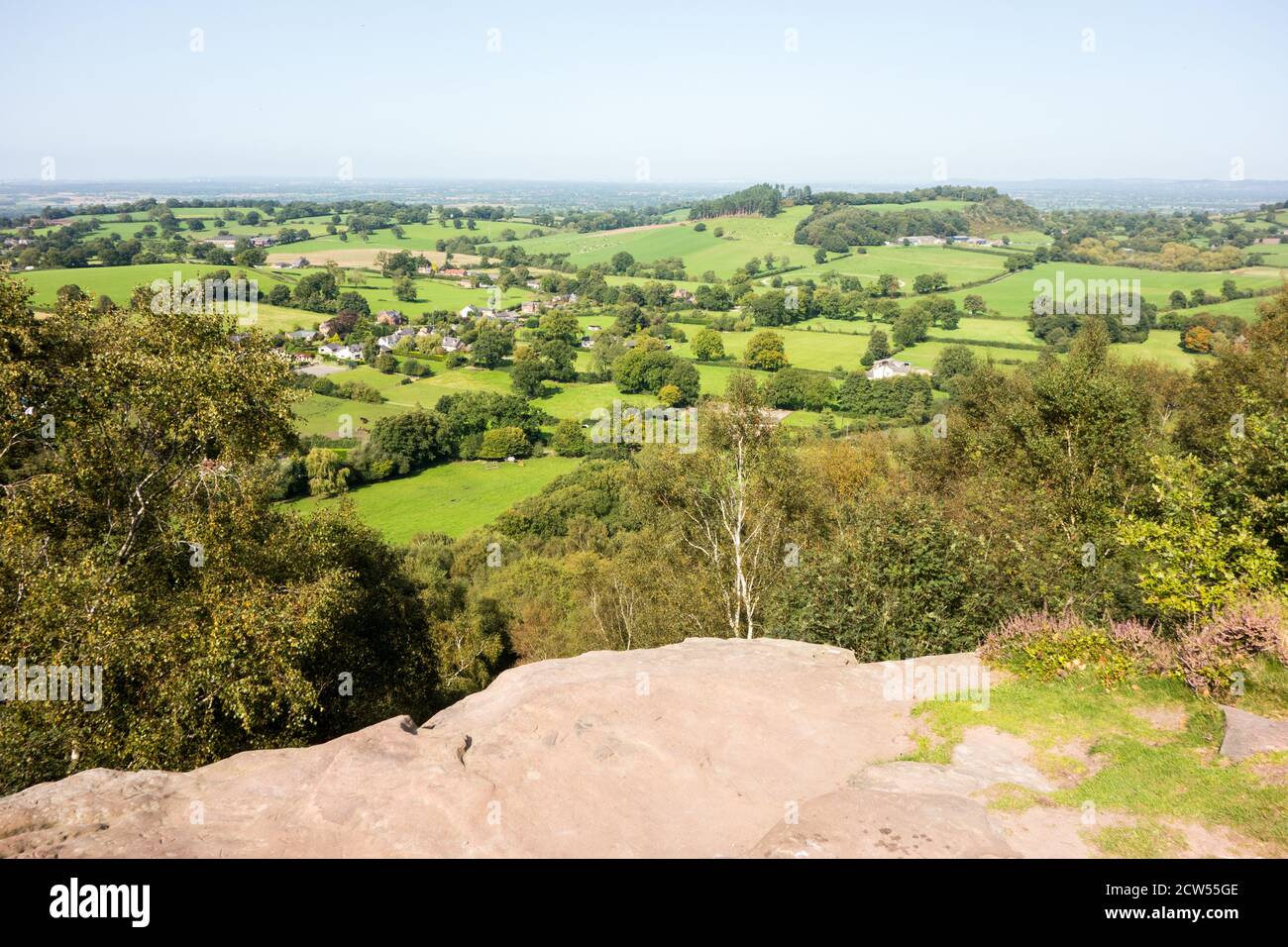 Vista della pianura di Cheshire dal sentiero in arenaria AS Passa sopra Bickerton Hills a South Cheshire Foto Stock