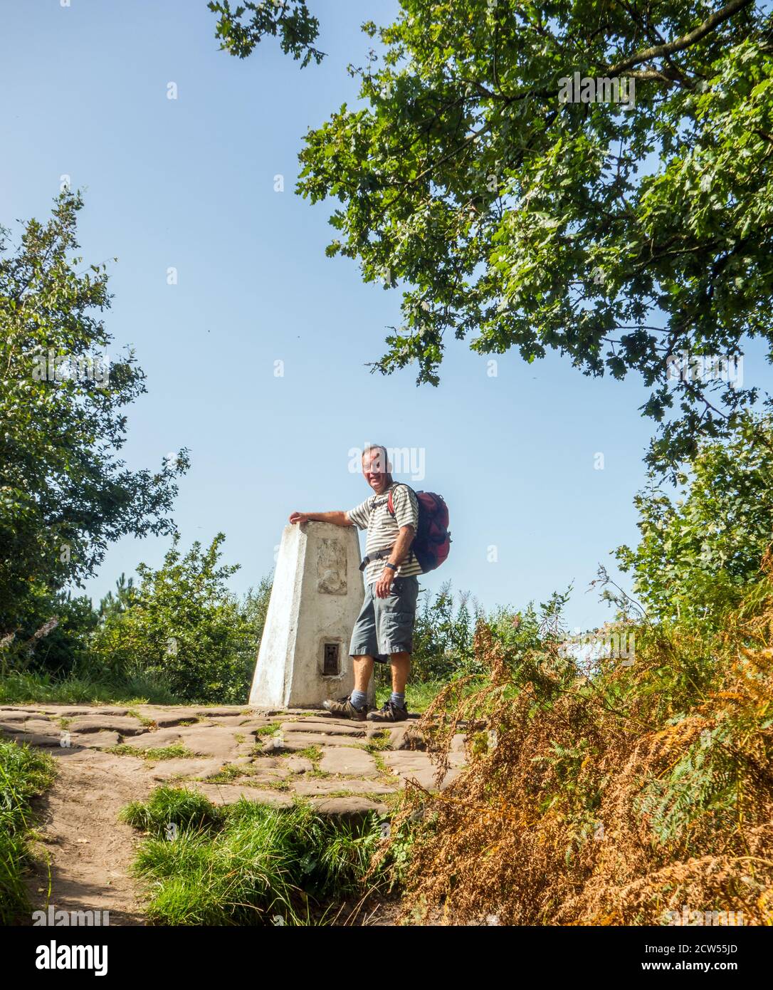 Walker in piedi dal punto di trig a Raw Head il Punto più alto del Sandstone Trail tra Whitchurch nello Shropshire E Frodsham a Cheshire Foto Stock