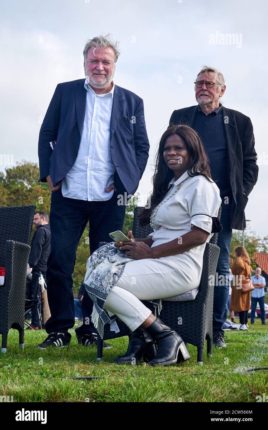 Løgstrup 27. Settembre 2020: Lars Seier Christensen - miliardario danese che vive in un castello in Svizzera ed ex proprietario della Saxo Bank - visita la sua città d'infanzia Løgstrup vicino a Viborg, Danimarca. Per partecipare all'apertura ufficiale dell'arena di calcio, sponsorizzata da lui stesso. Lars Seier Christensen visse nel villaggio di Løgstrup dai 3 ai 15 anni quando suo padre morì nel 1978. Nel 2019, è stato classificato come la quarantottesima persona danese più ricca. Credit: Brian Bjeldbak/Alamy Live News Foto Stock