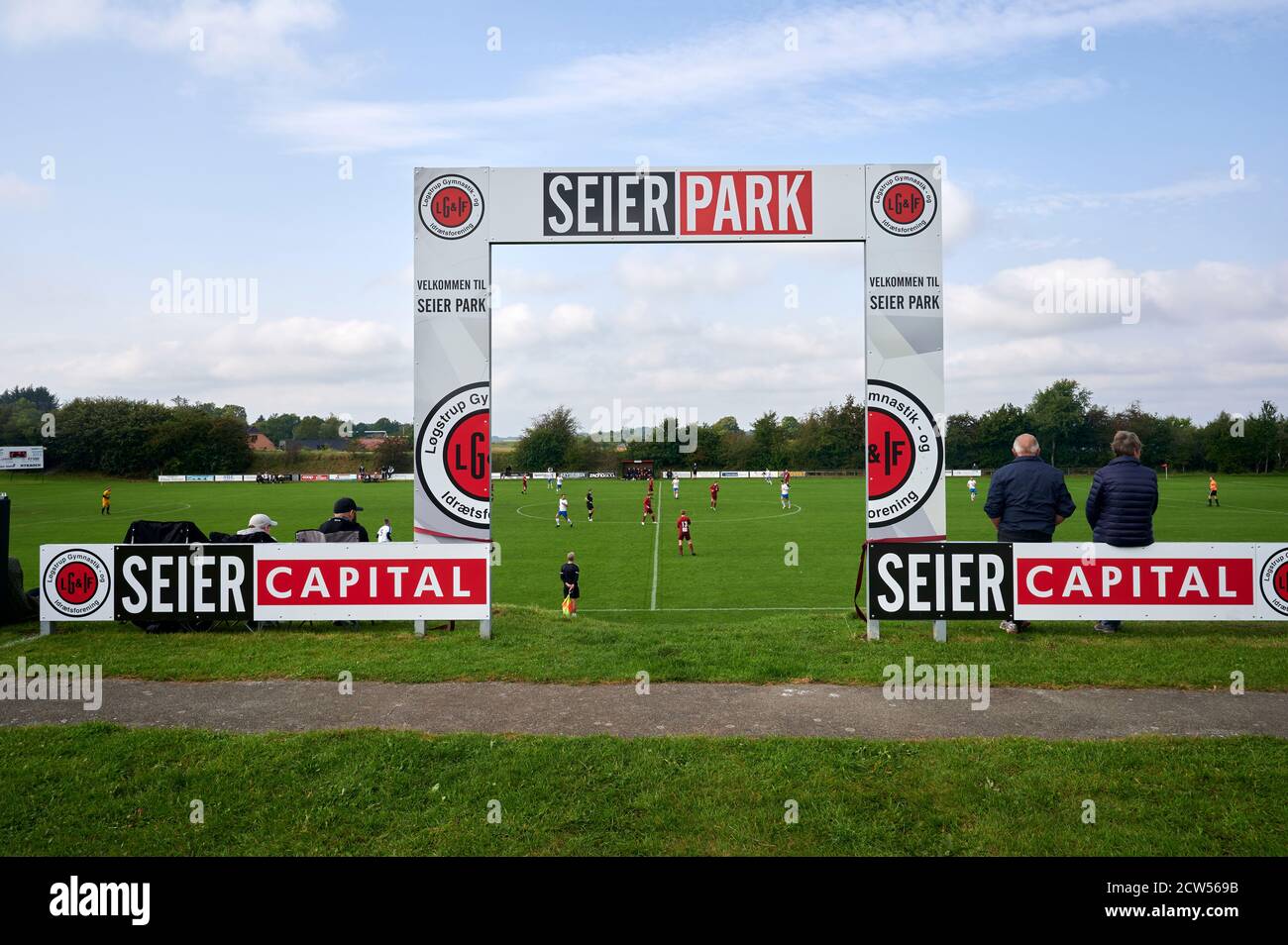 Løgstrup 27. Settembre 2020: Lars Seier Christensen - miliardario danese che vive in un castello in Svizzera ed ex proprietario della Saxo Bank - visita la sua città d'infanzia Løgstrup vicino a Viborg, Danimarca. Per partecipare all'apertura ufficiale dell'arena di calcio, sponsorizzata da lui stesso. Lars Seier Christensen visse nel villaggio di Løgstrup dai 3 ai 15 anni quando suo padre morì nel 1978. Nel 2019, è stato classificato come la quarantottesima persona danese più ricca. Credit: Brian Bjeldbak/Alamy Live News Foto Stock