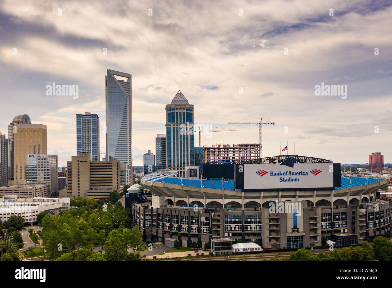 Lo skyline di Charlotte in una giornata nuvolosa con la Carolina Panthers Bank of America stadio in primo piano Foto Stock