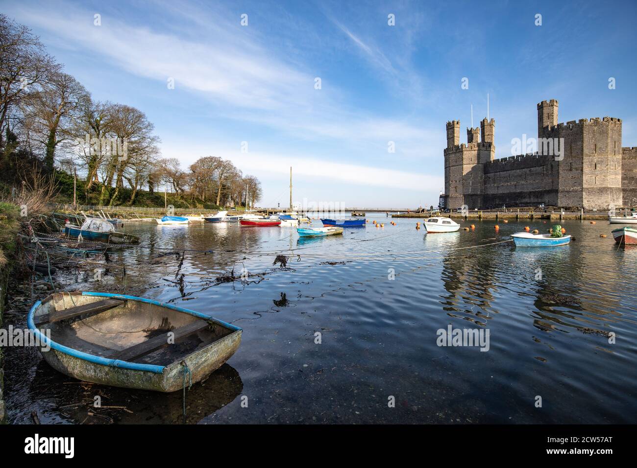 Caernarfon Castello e Quay in un sole glorioso. Il giorno prima che il blocco è stato annunciato. Foto Stock