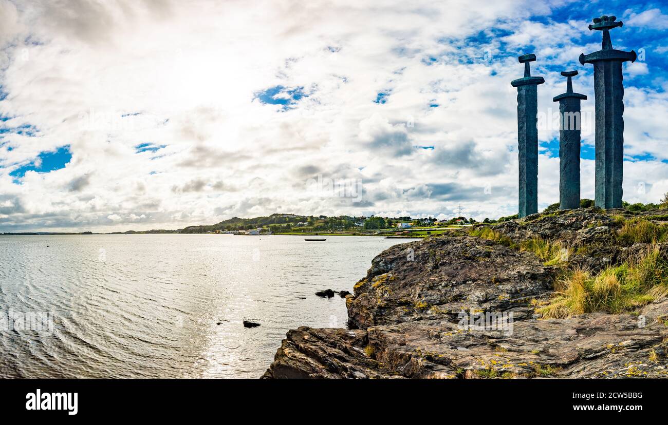 Panorama della baia di Mollebukta con le spade in Rock monumento commemorativo della battaglia Di Hafrsfjord Stavanger Rogaland Norvegia Scandinavia Foto Stock