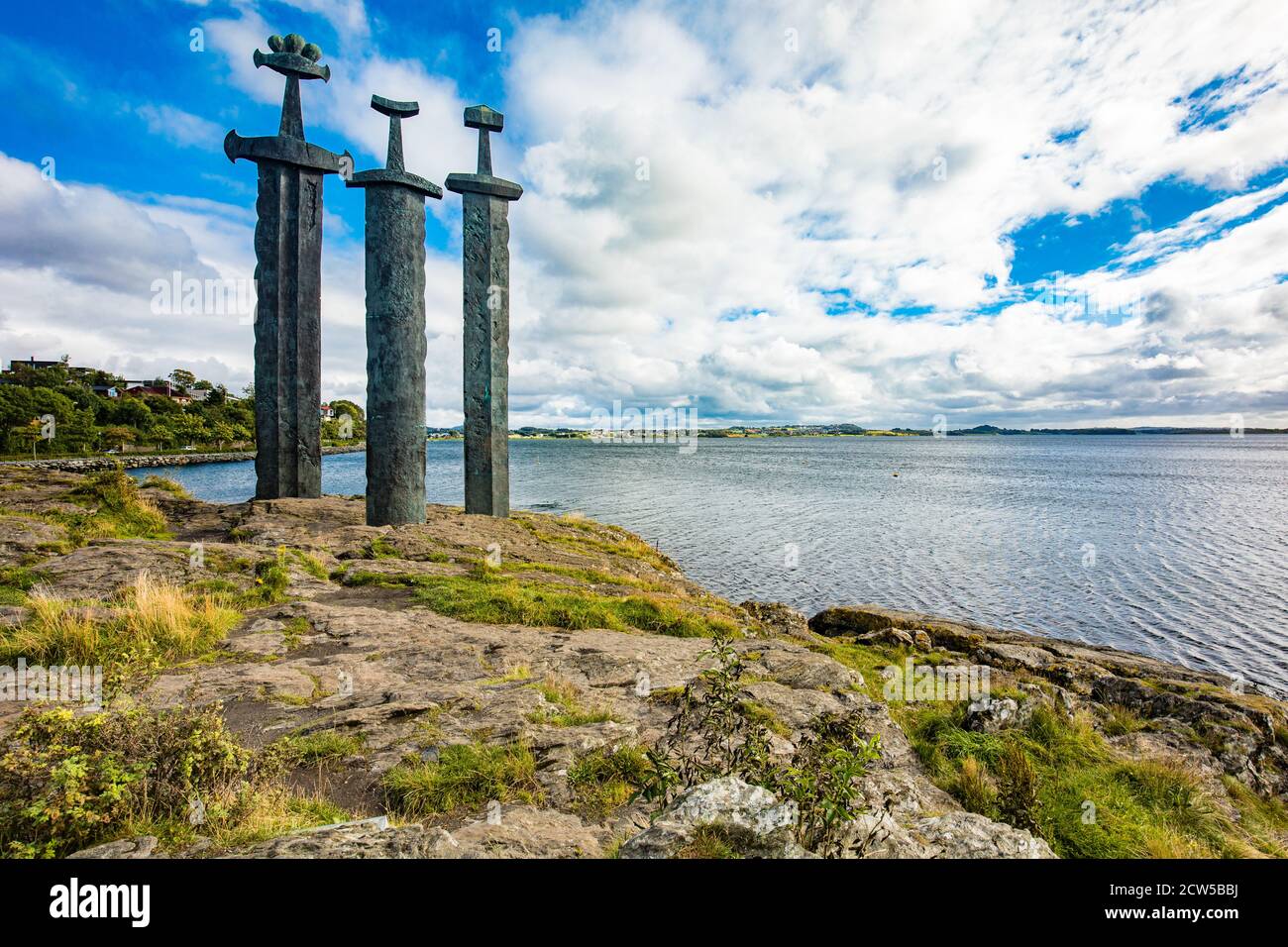 Panorama della baia di Mollebukta con le spade in Rock monumento commemorativo della battaglia Di Hafrsfjord Stavanger Rogaland Norvegia Scandinavia Foto Stock