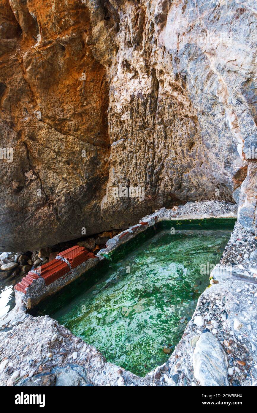 Acque termali nella cappella di Panagia Kryfti, vicino al villaggio di Plomari, isola di Lesvos, Grecia. La temperatura dell'acqua è di circa 43-45 gradi Celsius Foto Stock