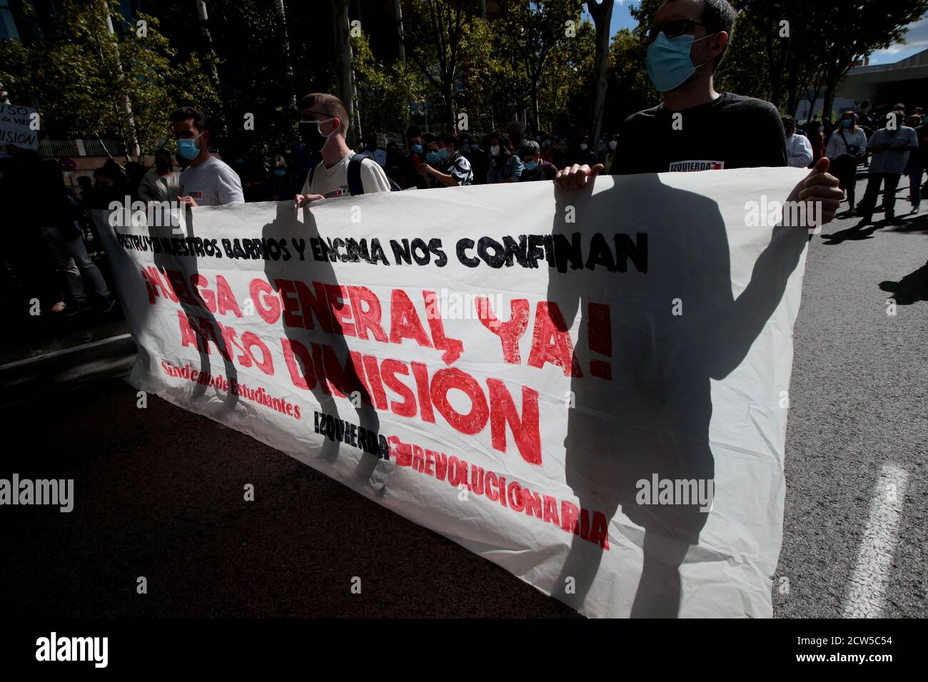 Madrid, Spagna; 27/09/2020.- Vallecas protesta di nuovo contro la gestione sanitaria di Ayuso in un rally senza presenza della polizia: 'Più infermieri e meno legno' circa un migliaio di persone si riuniscono davanti all'Assemblea di Madrid dopo la prima settimana di restrizioni in alcuni quartieri meridionali. Domani, lunedì, più di un milione di persone provenienti da Madrid, il 15.4 per cento della popolazione comunitaria, dovranno limitare i loro movimenti all'interno dell'area sanitaria di base in cui vivono. Altre otto zone di diverse città della regione si uniranno alle 37 che dal lunedì scorso erano già limitate. Foto: Juan Carlos Roj Foto Stock