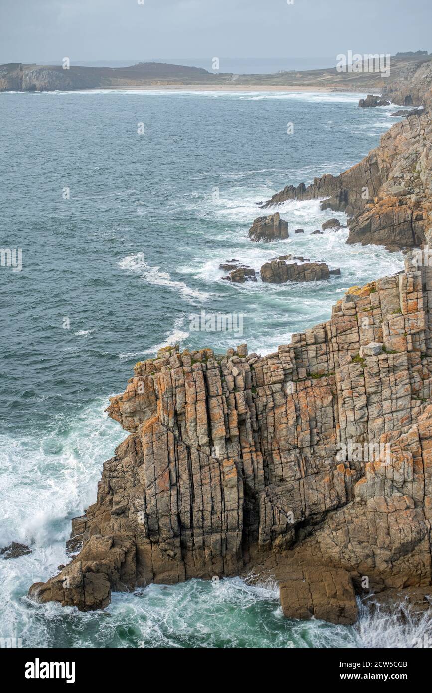 Francia, Finistere, Penisola Crozon, Camaret-sur-Mer, tramonto sulla Pointe de Pen-Hir Foto Stock