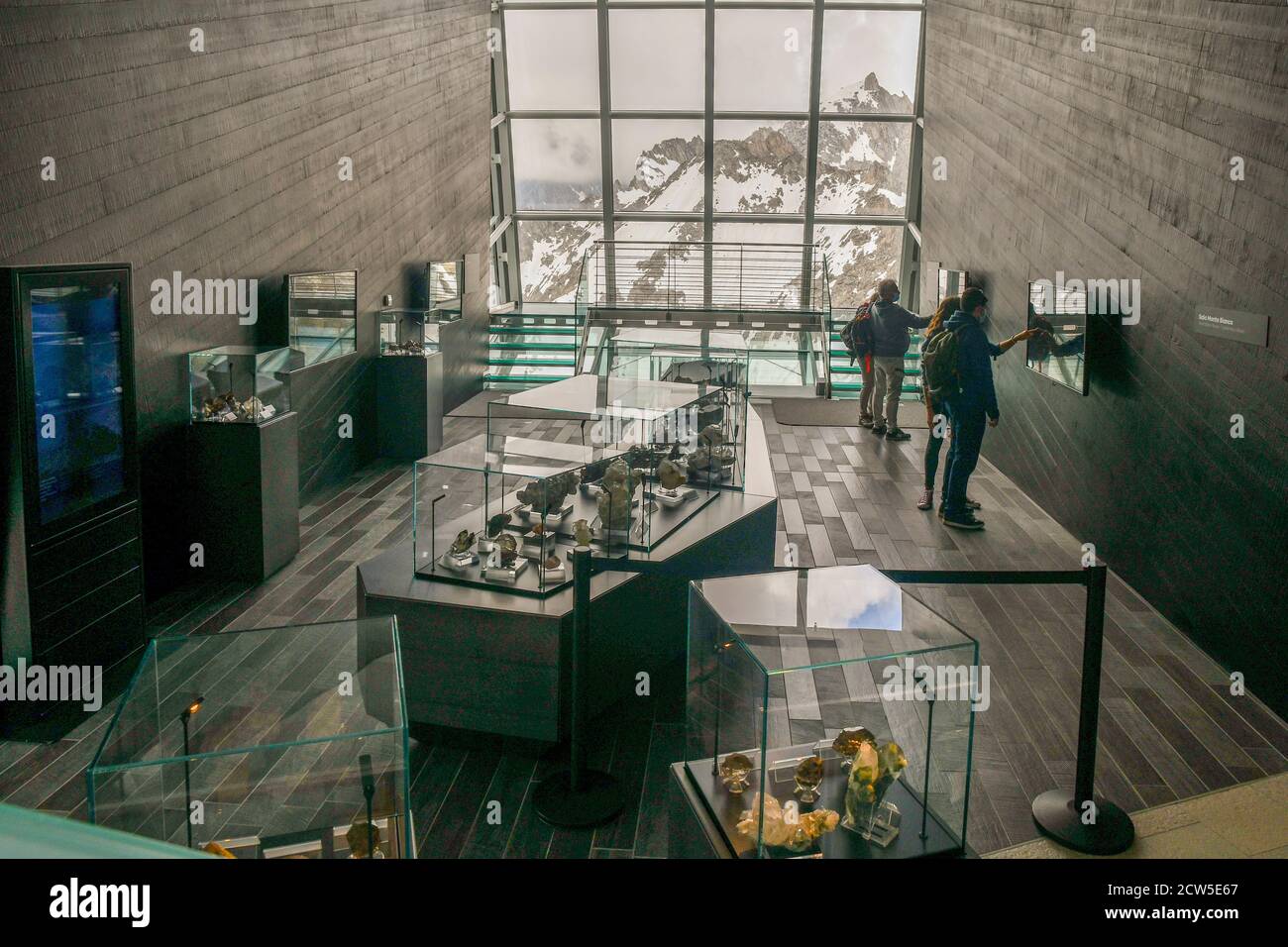 Mostra di cristalli all'interno della stazione di Pointe Helbronner dello Skyway Monte Bianco con le persone e vista sul massiccio del Monte Bianco, Courmayeur, Italia Foto Stock