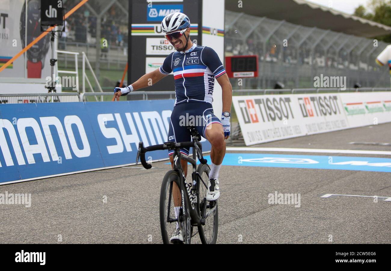 Arrivo vincitore Julian Alaphilippe della Francia durante i Campionati Mondiali di strada 2020 UCI, Men Elite Road Race, il 27 settembre 2020 ad Autodromo Enzo e Dino Ferrari a Imola, Italia - Foto Laurent Lairys / DPPI Credit: LM/DPPI/Laurent Lairys/Alamy Live News Foto Stock