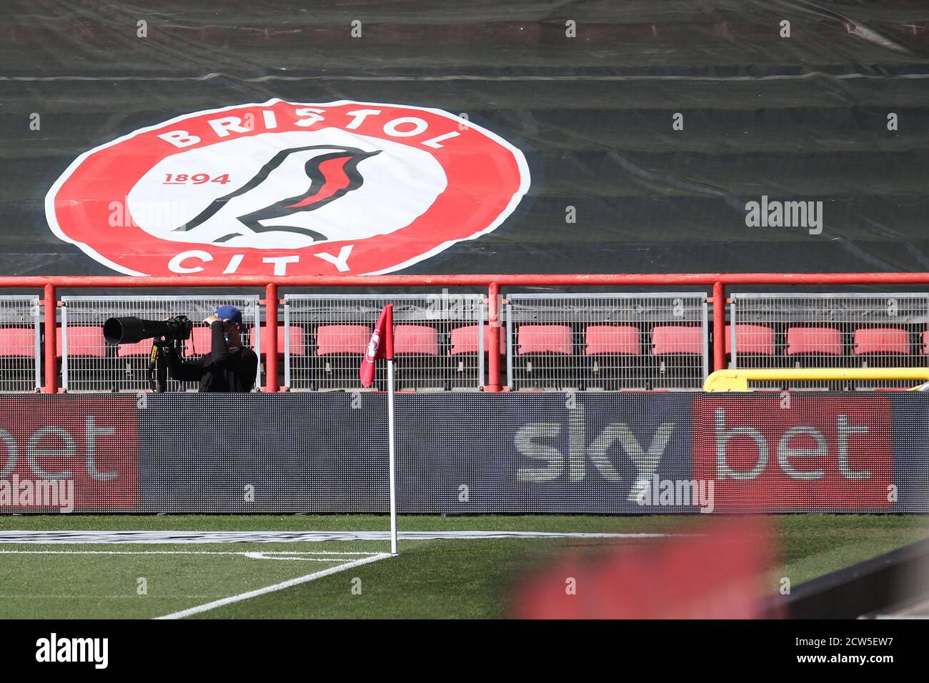 Bristol, Regno Unito. 27 Settembre 2020. Un fotografo protegge gli occhi dal sole. EFL Skybet Championship, Bristol City contro Sheffield mercoledì all'Ashton Gate Stadium di Bristol, Avon, domenica 27 settembre 2020. Questa immagine può essere utilizzata solo per scopi editoriali. Solo per uso editoriale, è richiesta una licenza per uso commerciale. Nessun utilizzo nelle scommesse, nei giochi o nelle pubblicazioni di un singolo club/campionato/giocatore. pic di Andrew Orchard/Andrew Orchard sports photography/Alamy Live news Credit: Andrew Orchard sports photography/Alamy Live News Foto Stock