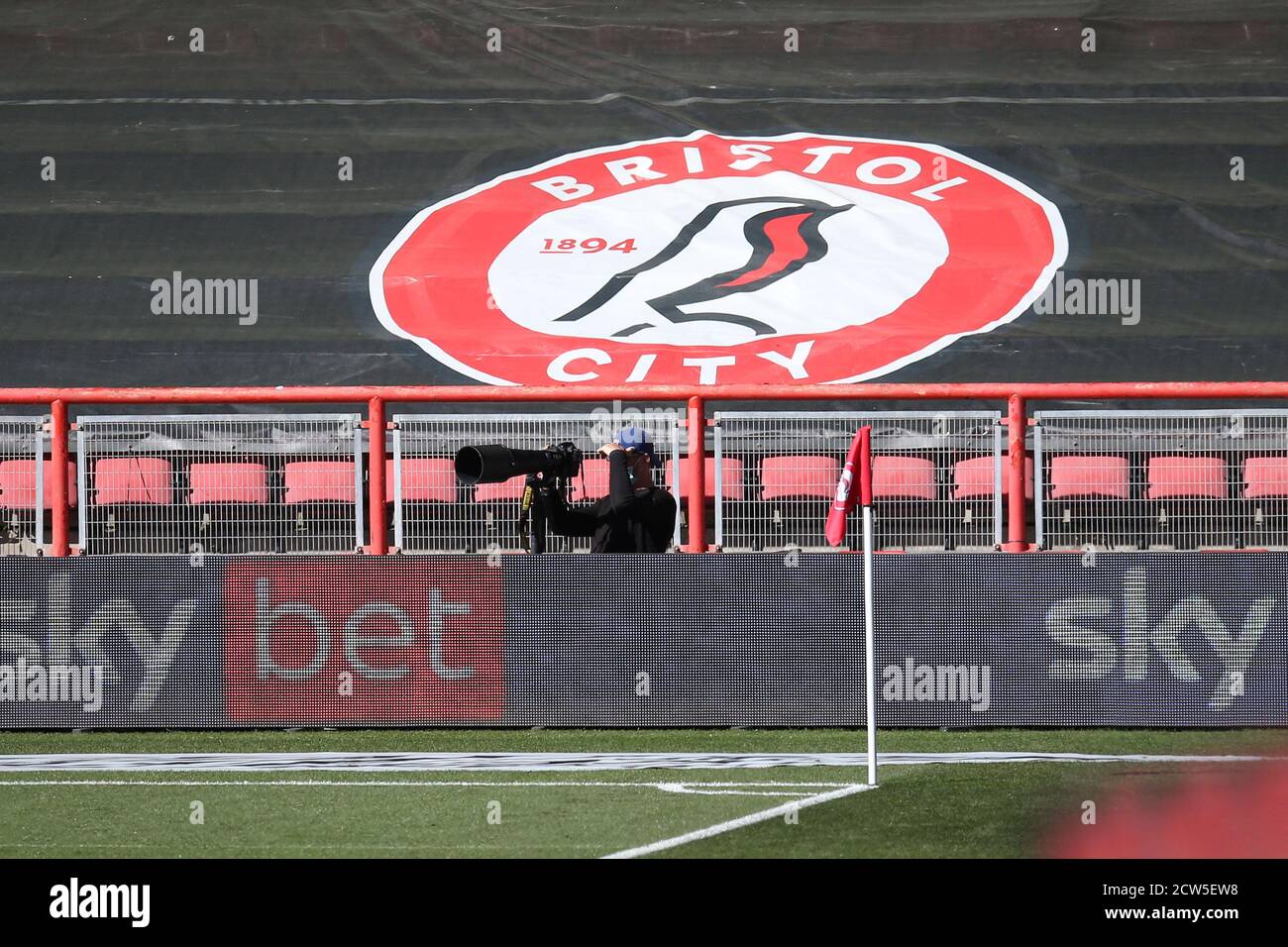 Bristol, Regno Unito. 27 Settembre 2020. Un fotografo scudi gli occhi dal sole durante la partita di campionato EFL Skybet, Bristol City contro Sheffield mercoledì all'Ashton Gate Stadium di Bristol, Avon, domenica 27 settembre 2020. Questa immagine può essere utilizzata solo per scopi editoriali. Solo per uso editoriale, è richiesta una licenza per uso commerciale. Nessun utilizzo nelle scommesse, nei giochi o nelle pubblicazioni di un singolo club/campionato/giocatore. pic di Andrew Orchard/Andrew Orchard sports photography/Alamy Live news Credit: Andrew Orchard sports photography/Alamy Live News Foto Stock