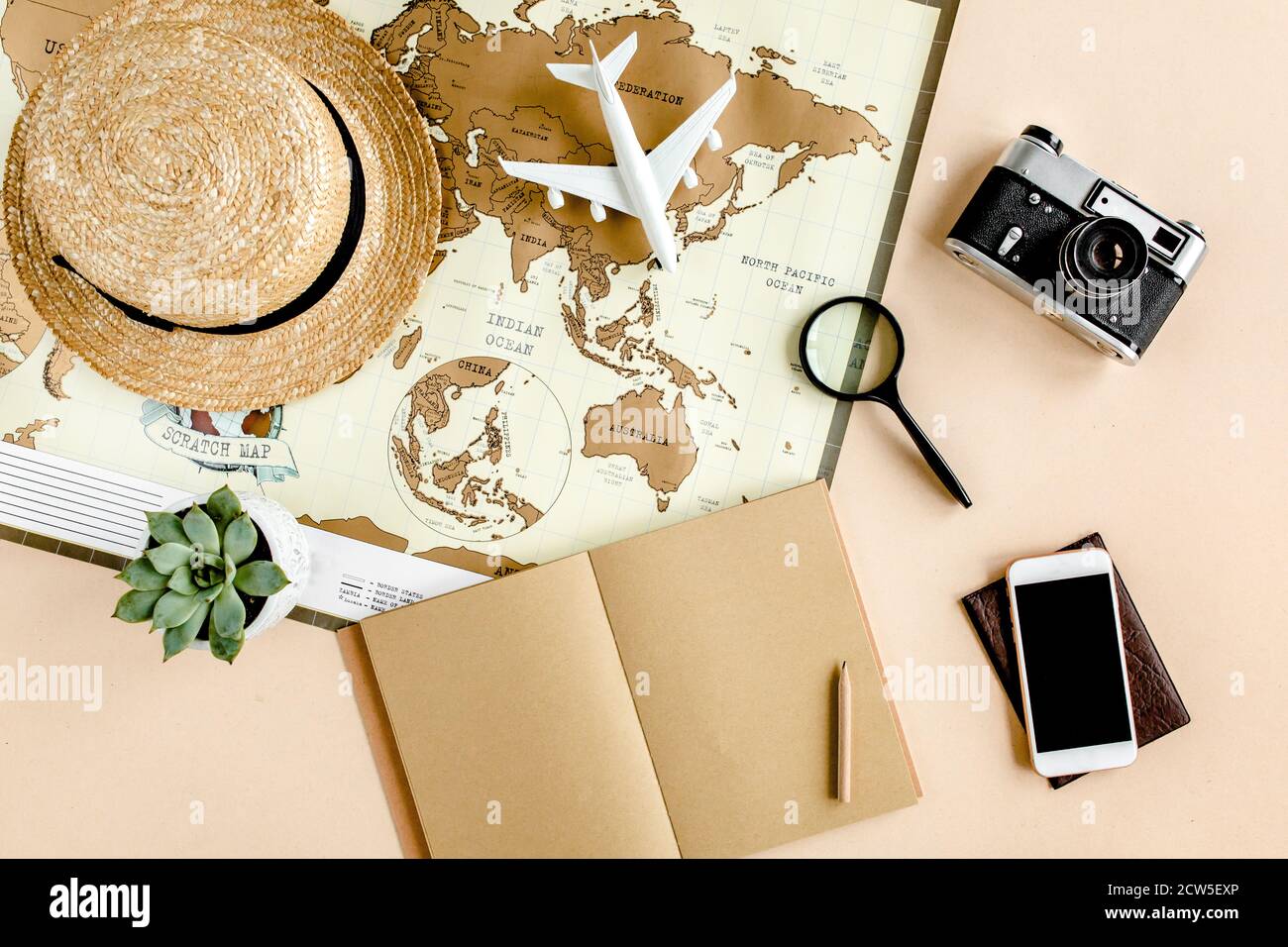 Pianificazione vacanza, piano di viaggio, vacanza viaggio utilizzando mappa del mondo insieme ad altri accessori di viaggio. Vista dall'alto, disposizione piatta. Foto Stock