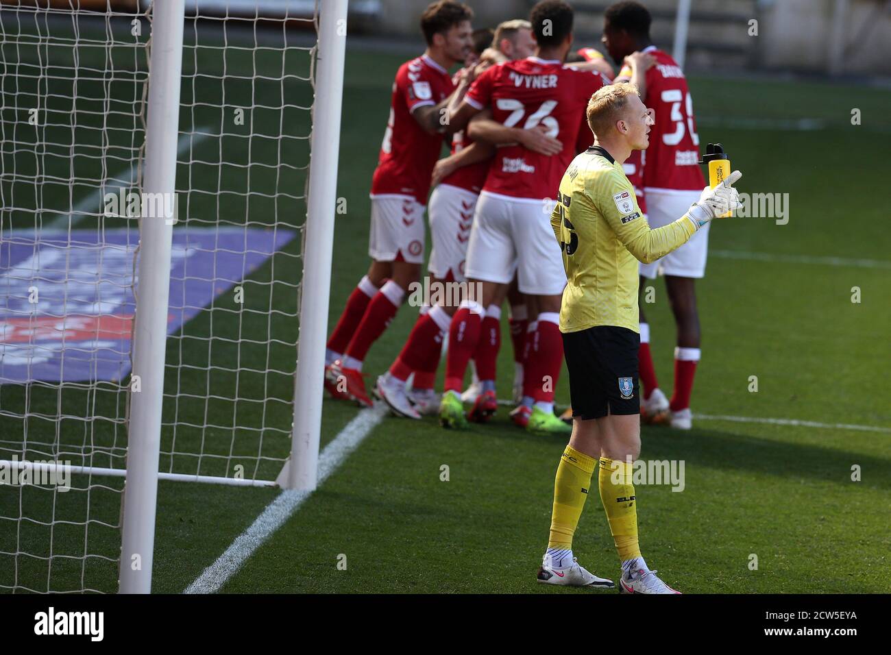 Cameron Dawson, il portiere di Sheffield Wednesday guarda come i giocatori di Bristol City festeggiano dopo il loro 1 ° gol segnato da Tommy Rowe della città di Bristol (nascosto). EFL Skybet Championship, Bristol City contro Sheffield mercoledì all'Ashton Gate Stadium di Bristol, Avon, domenica 27 settembre 2020. Questa immagine può essere utilizzata solo per scopi editoriali. Solo per uso editoriale, è richiesta una licenza per uso commerciale. Nessun utilizzo nelle scommesse, nei giochi o nelle pubblicazioni di un singolo club/campionato/giocatore. pic di Andrew Orchard/Andrew Orchard sports photography/Alamy Live news Foto Stock