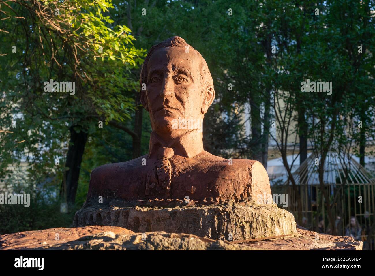 Busto in pietra rossa Marcel Duchamp , scultura in argilla del volto e statua di Georgi Donov al Giardino reale di Sofia Bulgaria, Europa dell'Est, Balcani, UE Foto Stock