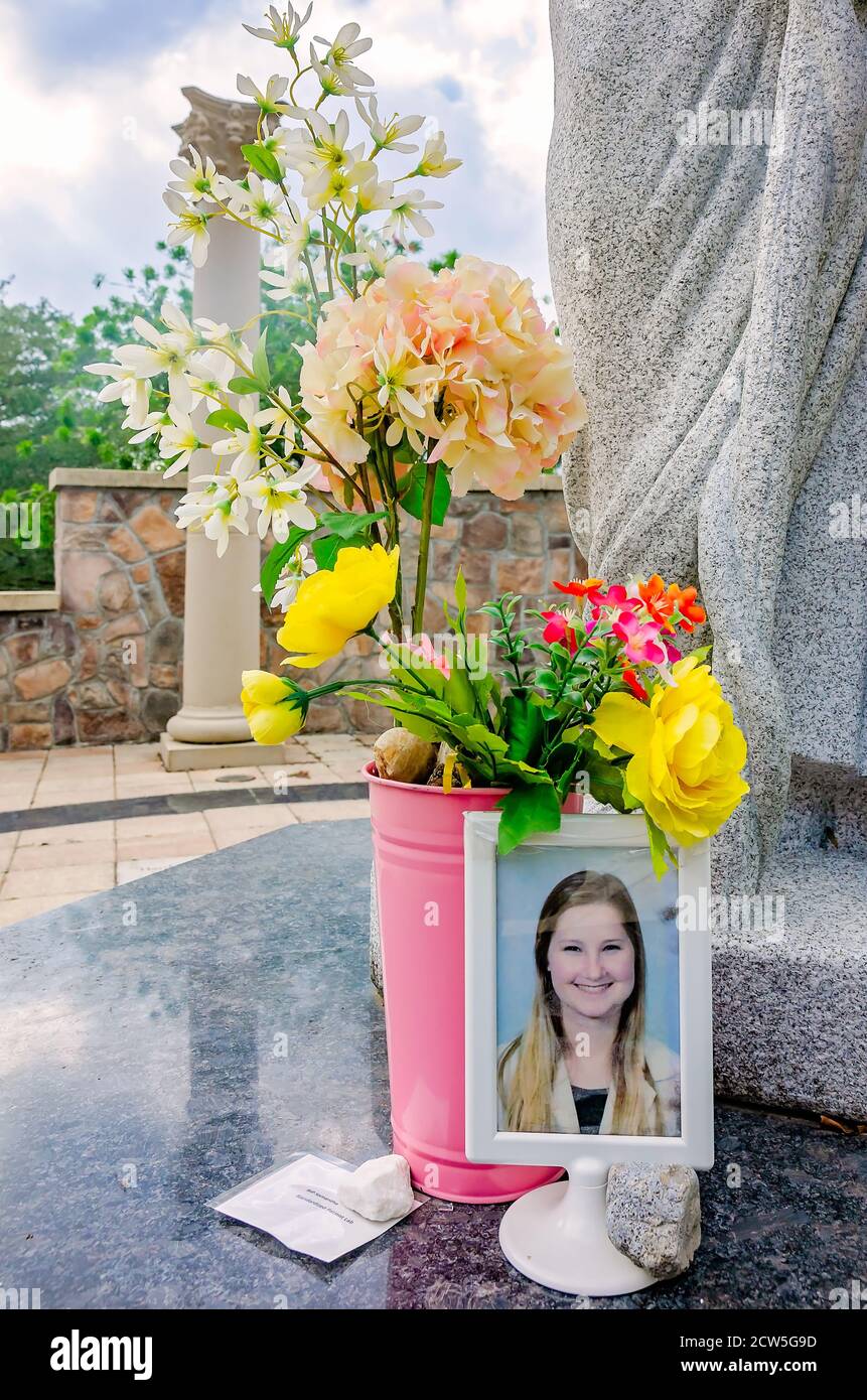 Fiori e una fotografia fanno parte di un memoriale per l'Università del Sud Alabama Samantha Thomas, 26 settembre 2020, a Mobile, Alabama. Foto Stock
