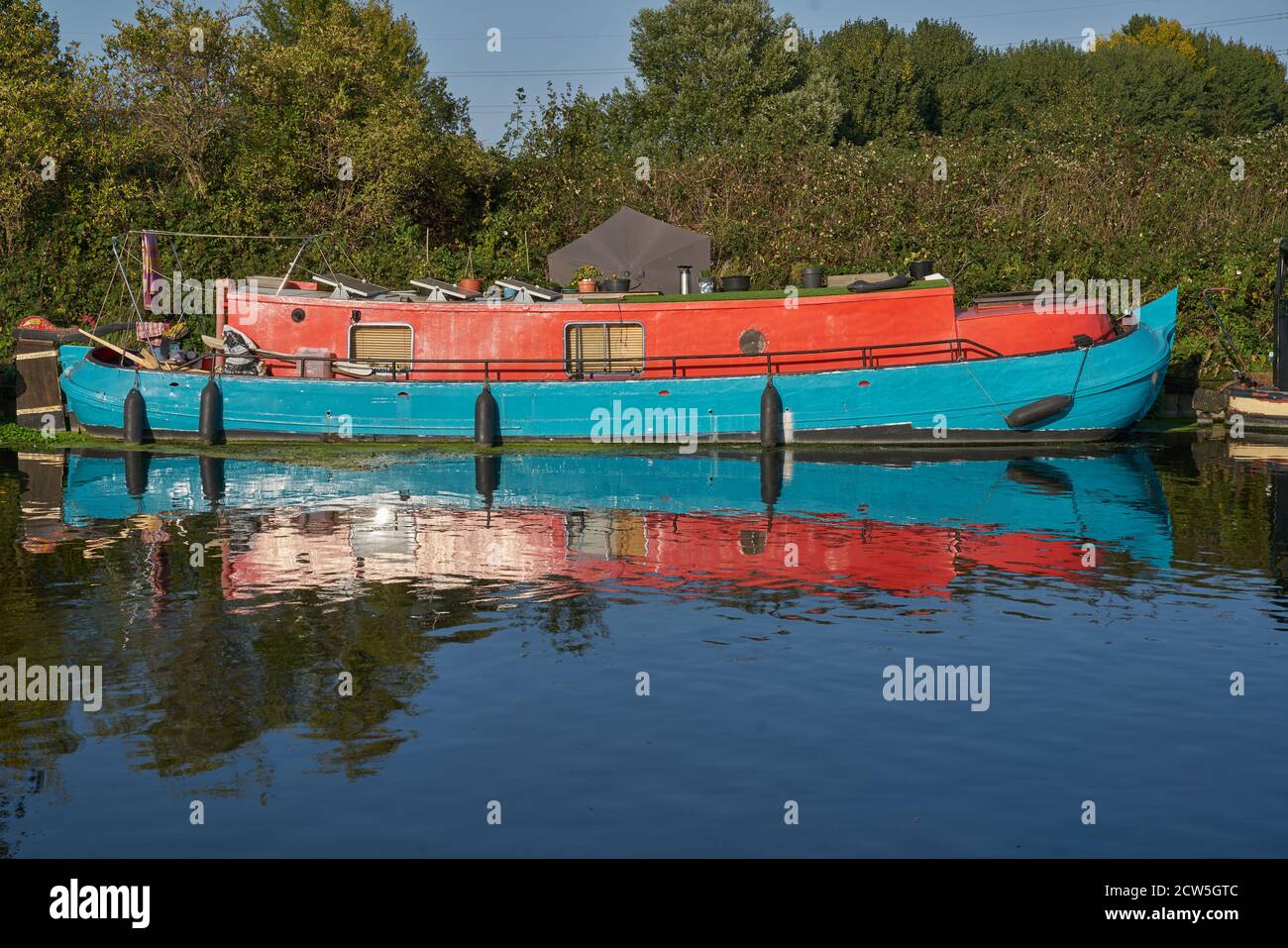 chiatta colorata ormeggiata sul fiume lee a hackney Foto Stock