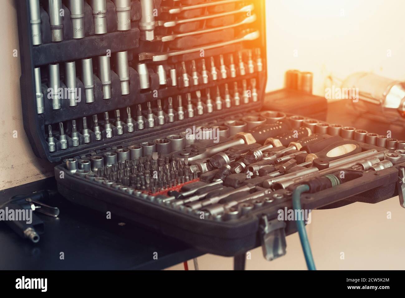 Kit di strumenti per la manutenzione dell'auto, primo piano. Concetto di officina di riparazione automatica. Foto Stock
