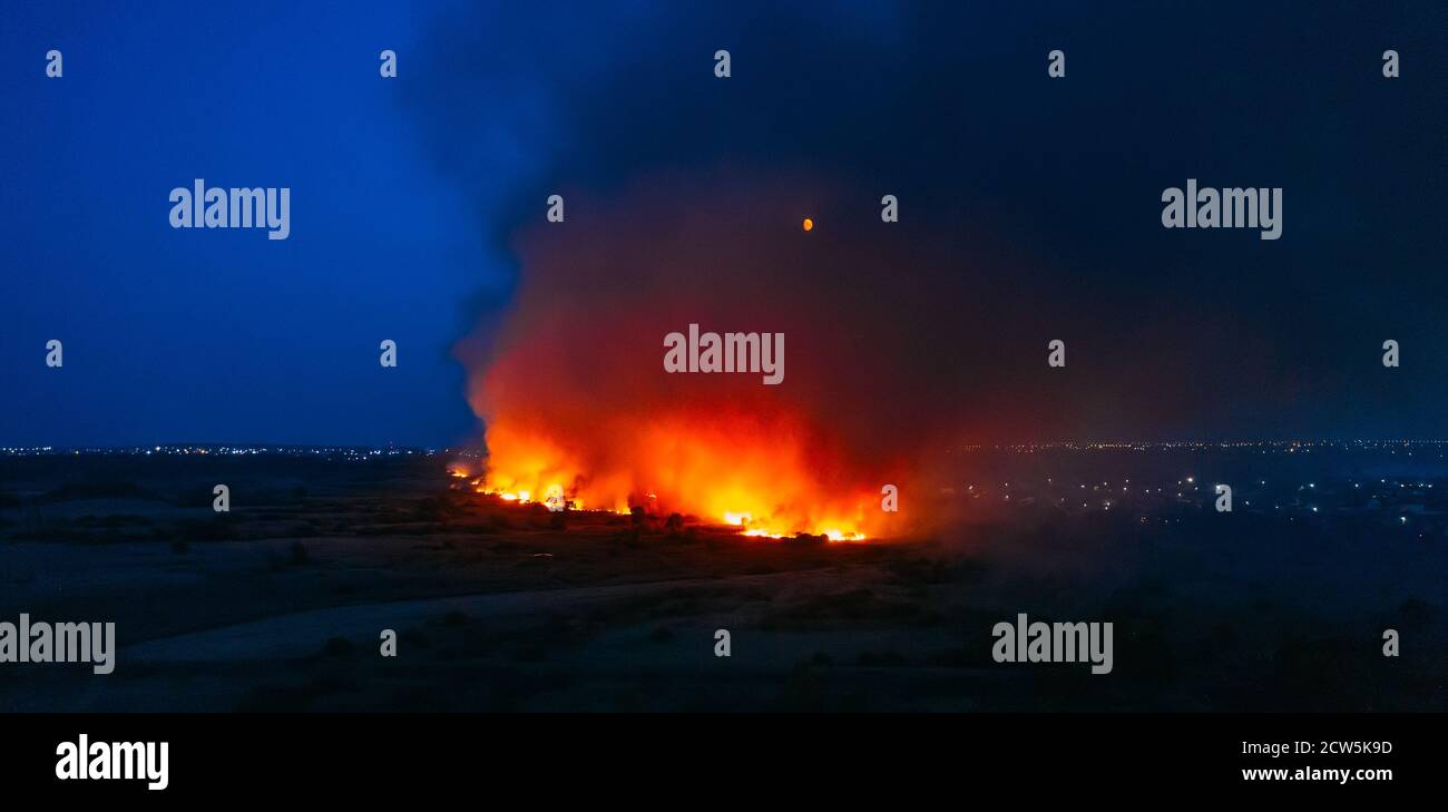 Fiamme di massiccio fuoco forestale, vista aerea di notte. Natura fuoco selvatico in stagione secca. Alberi e prati in fiamme. Foto Stock