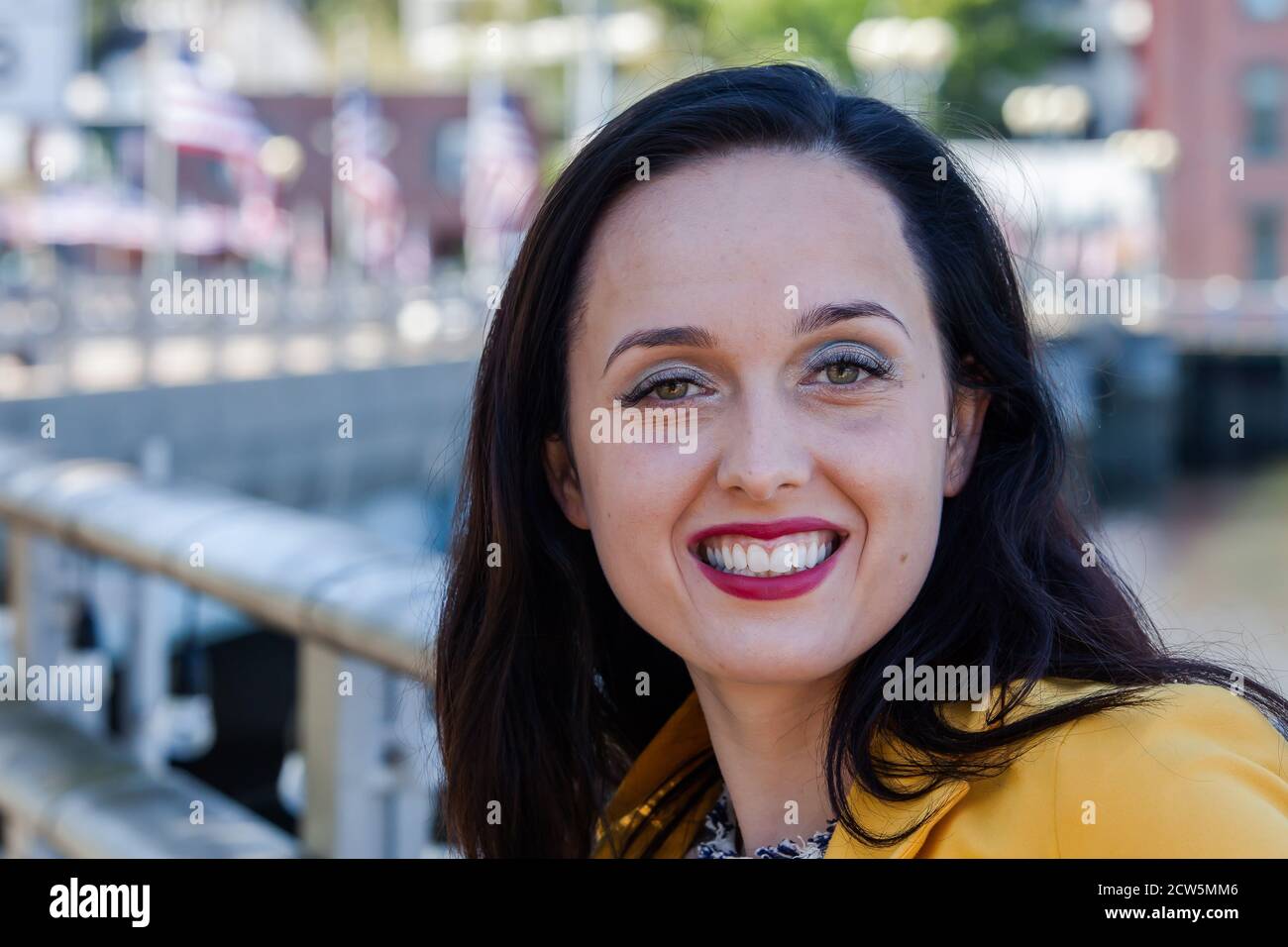 Bella donna d'affari sorridente ritratto esterno con spazio di copia Foto Stock