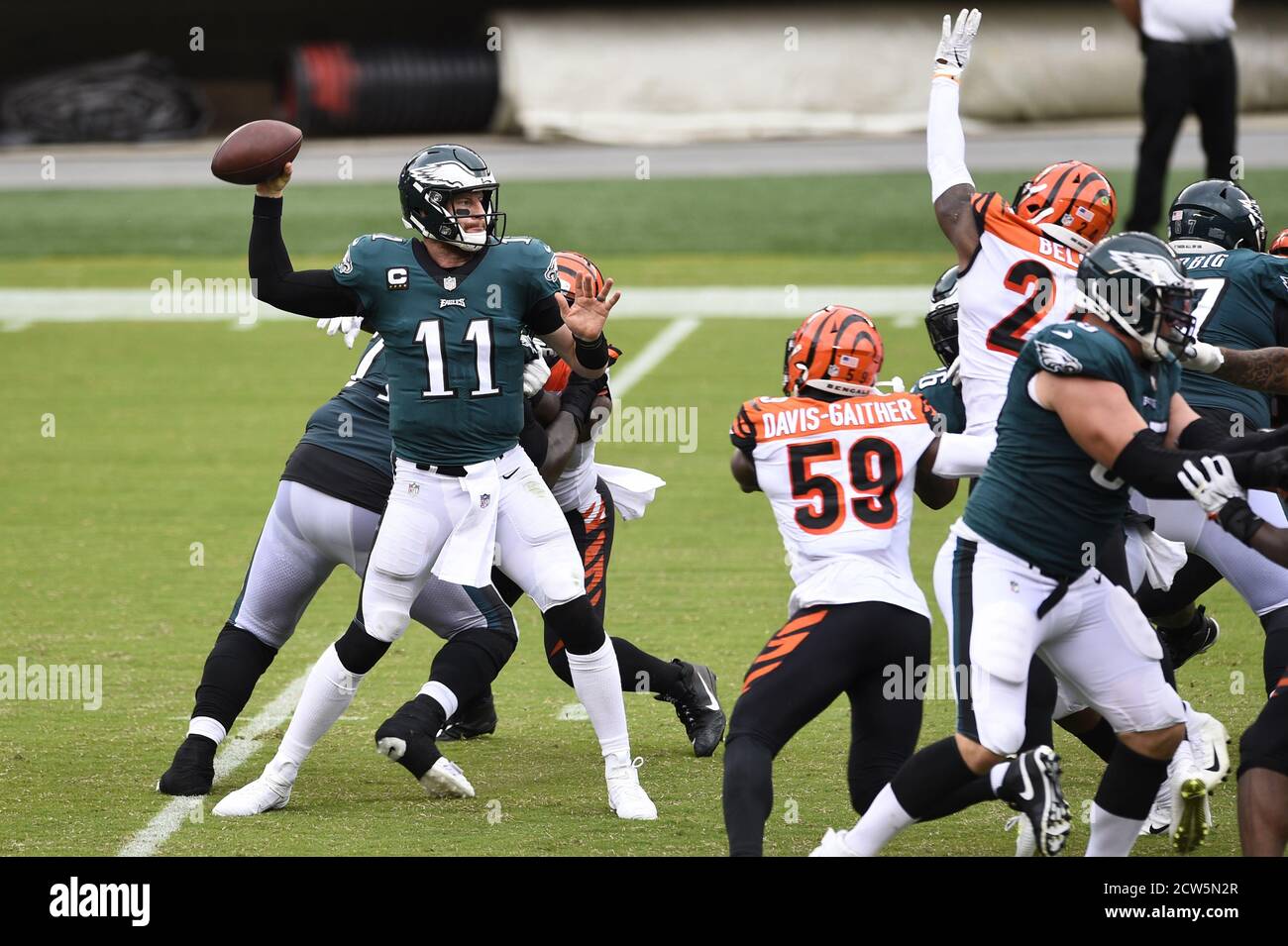 Philadelphia, Stati Uniti. 27 Settembre 2020. Philadelphia Eagles quarterback Carson Wentz (11) lancia la palla contro i Cincinnati Bengals durante la seconda metà della settimana 3 della stagione NFL presso il Lincoln Financial Field di Philadelphia domenica 27 settembre 2020. Il gioco si è concluso in un cravatta, 23-23. Foto di Derik Hamilton/UPI Credit: UPI/Alamy Live News Foto Stock