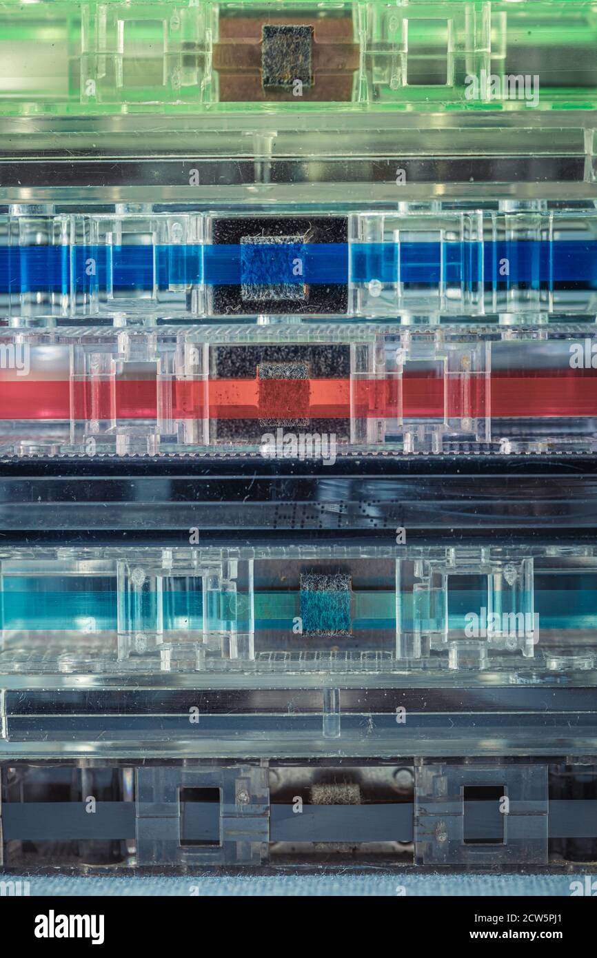 Primo piano di una pila vintage di audiocassette sul divano blu Foto Stock