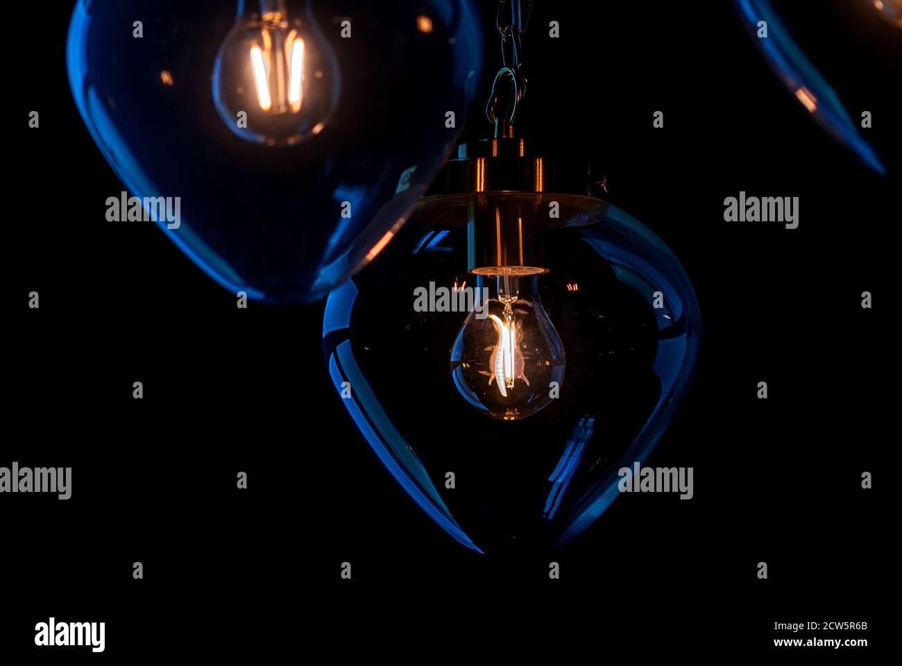la lampada in vetro si sfuma al buio Foto Stock