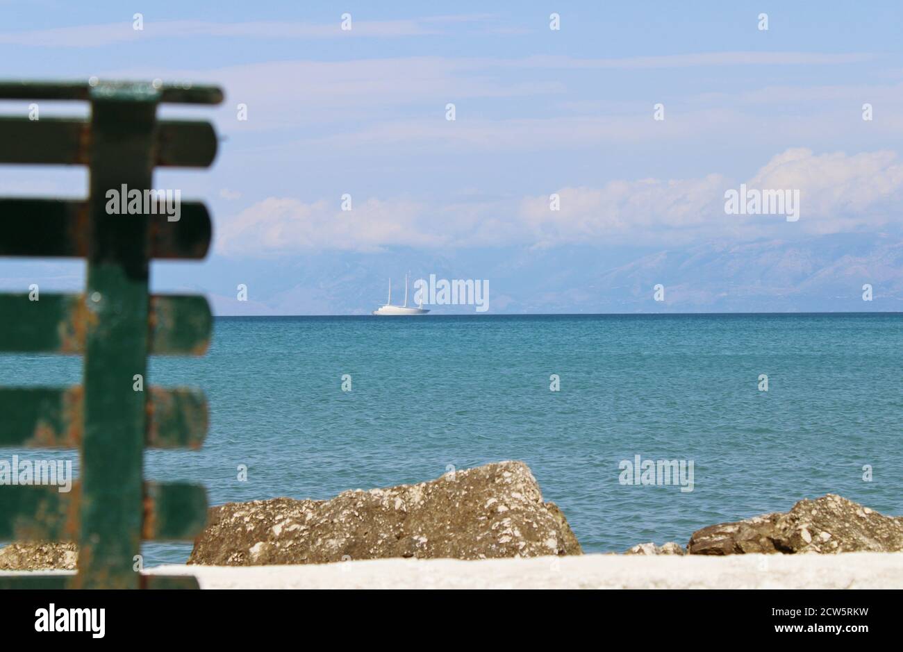 Panca che si affaccia sul mare a Agnos, Corfu, Grecia Foto Stock