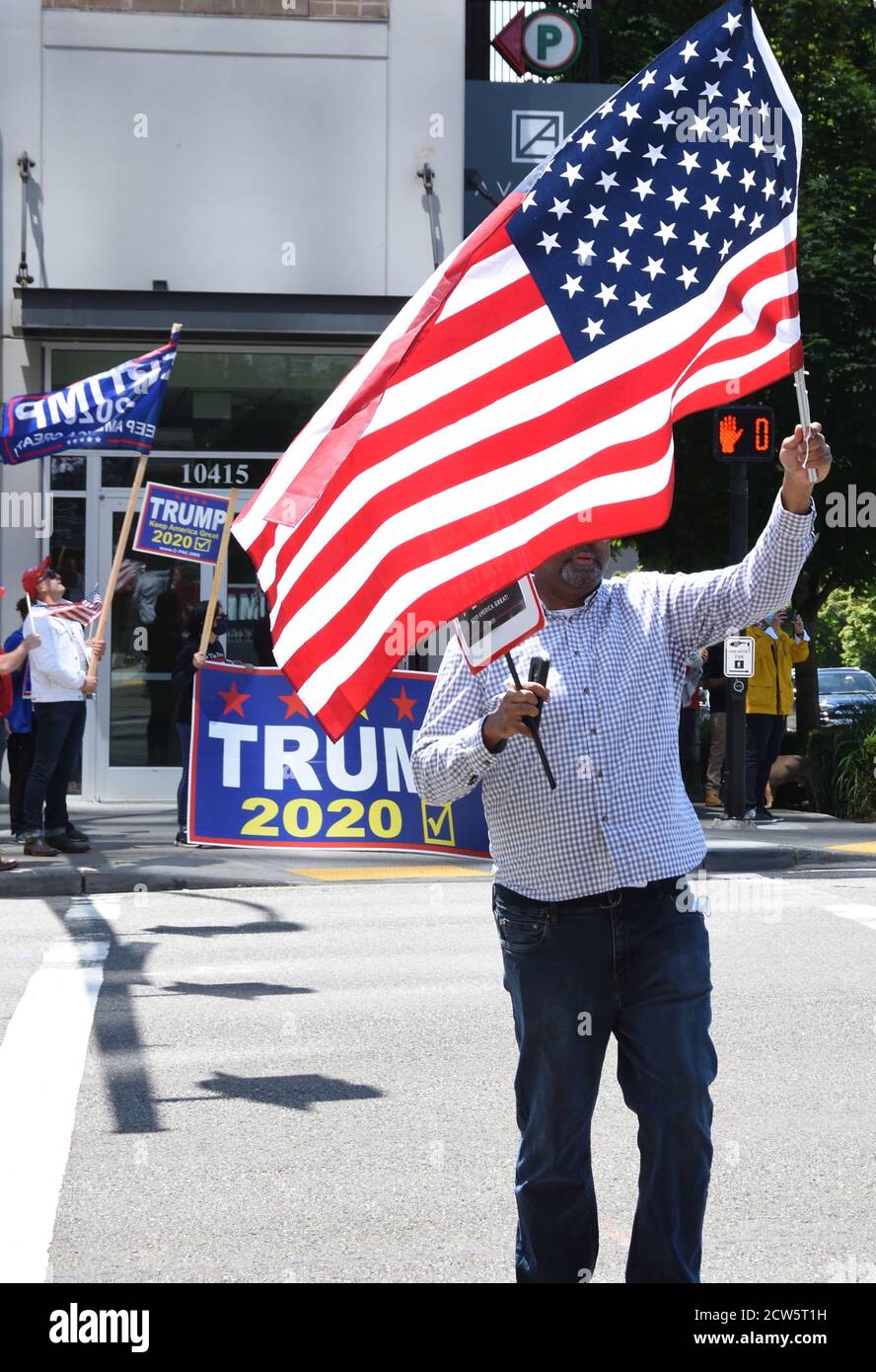 Un uomo nero che detiene la bandiera americana al Pro Trump Pro Police Rally all'angolo di NE4th e Bellevue Way NE a Bellevue, Washington il 4 luglio 2020 Foto Stock